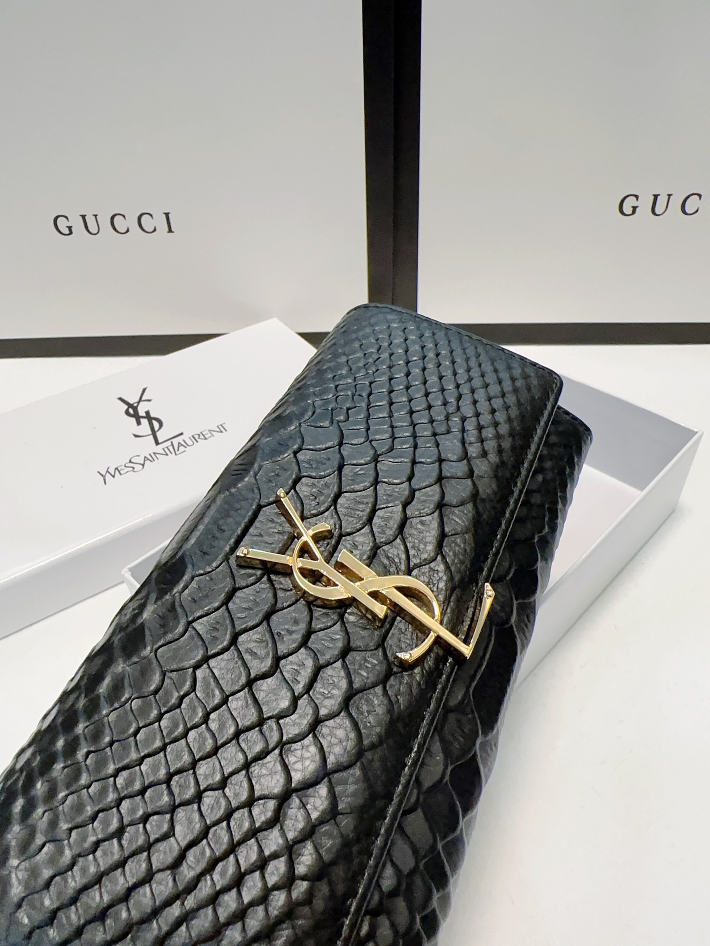 P95🎀🎀颜色 黑🎀尺寸 19x10🎀圣罗兰🆕款💕进口鳄鱼纹小牛皮质感一流👍独一无二风格，实用内阁超美超时尚美女必备单品🔥