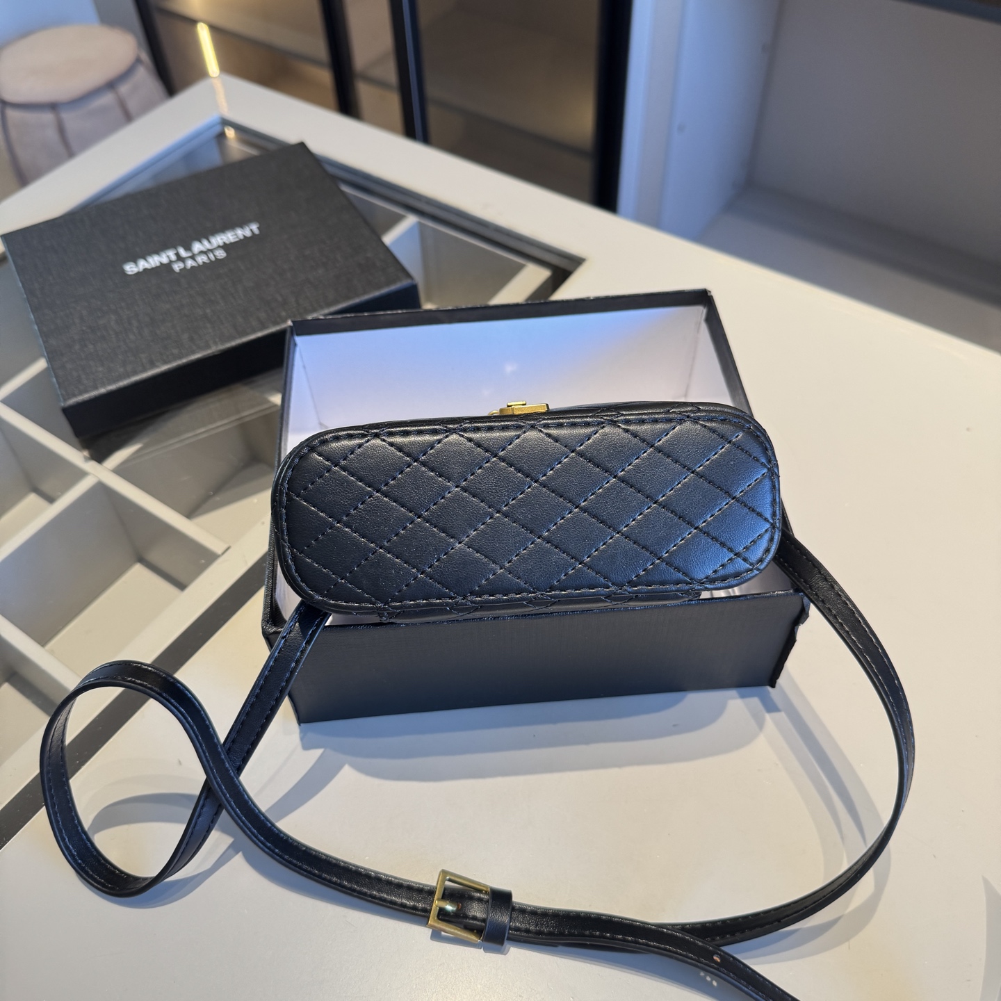 🅿️140✅新品推荐🔜 高端货🔥YSL圣罗兰新款化妆箱～box小盒子包👍明星同款！可手提可肩背～非常实用[呲牙]走到哪都是回头率👍超级有范儿！采用原版牛皮🐂五金都是原版材质哦！质感特别好👍品质堪比正品！上身效果超棒！原版礼盒包装🎁（size：18*11*6）