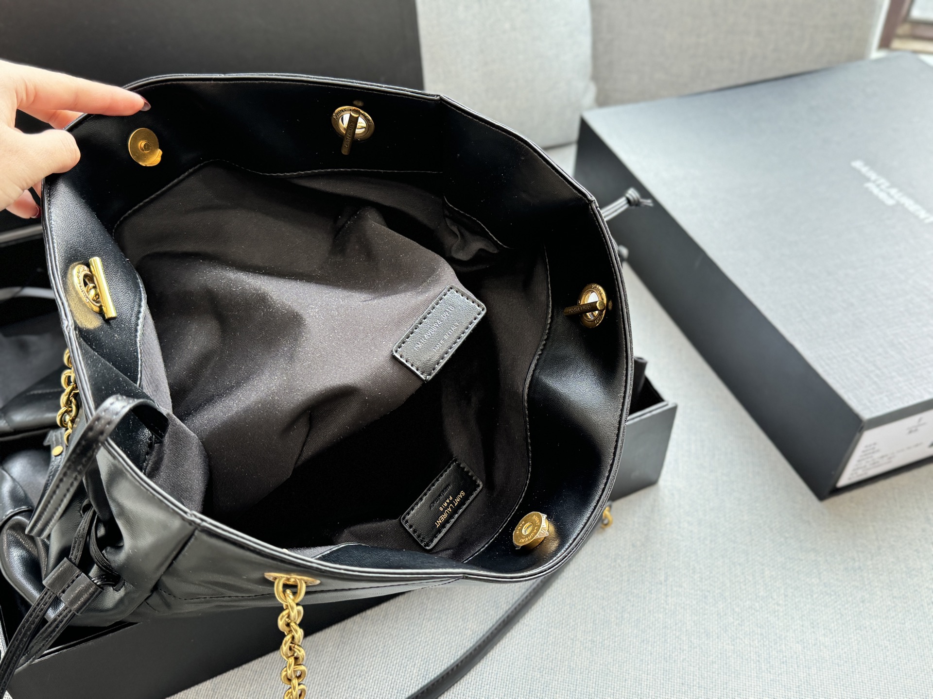 💰225 折叠盒 size:34×33 圣罗兰 YSL Jamie 福袋包 托特包Tote包购物袋单肩包 选YSL福袋包准没错!背上是一眼心动的时尚范儿,包里藏着惊喜,连‘袋’本身都是百搭利器,相当于把精致和好运一起背在身上~ 宋佳同款福袋包! 松弛有度的时尚,手袋的精致设计,不仅能够完美收纳你的日常所需,更是一种生活态度的展现。松弛有度,既不失优雅,又充满个性。