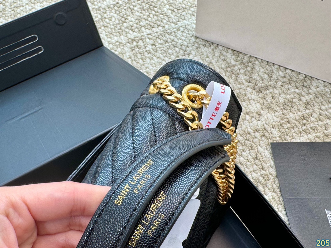 大号&yen;155折叠盒 圣罗兰YSL Envelope信封包 简约才是百搭公式。 复古又时髦，妥妥的街拍神器。 出街通勤都可。 容量很大，可肩背、斜挎。 搭配很显高级感。 是帅气女孩不可缺少的一款经典存在。 尺寸大号31 21