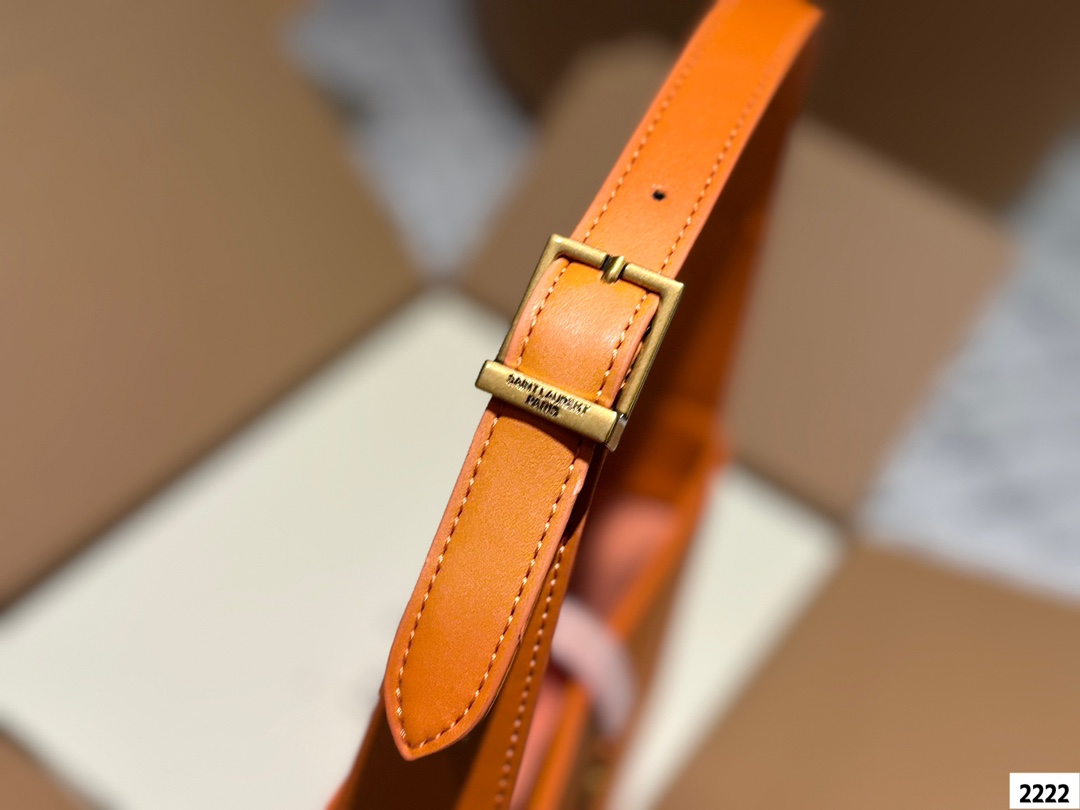 P125 YSL圣罗兰hobo腋下包， 今天的这只方方正正的腋下包又是满满的惊喜呀摸_上去皮质丝滑触感让人一不小心就上瘾除了好质感设计也十分特别以70年代复古手提包为灵感，融入「Rive Gauche左岸精神」，干净的包身以金属扣饰点缀包包极简的外形加上经典品牌logo，完美的搭配，非常的时尚百搭！尺寸：25 14