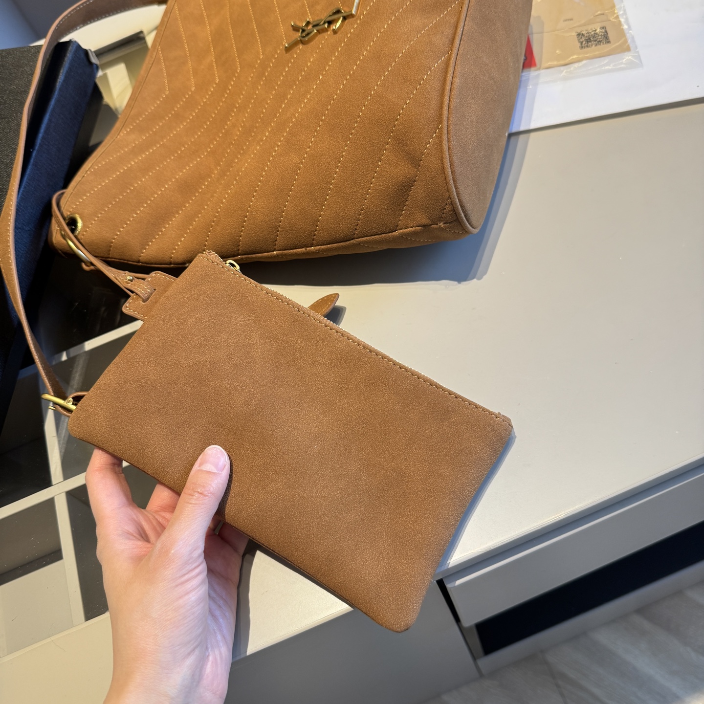 🅿️135✅新品推荐🔜 高端货🔥YSL圣罗兰新款NIKI水桶包👍配内胆小包‼️明星同款！大容量～非常实用[呲牙]走到哪都是回头率👍超级有范儿！采用原版麂皮面料！五金都是原版材质哦！质感特别好👍品质堪比正品！上身效果超棒！原版礼盒包装🎁（size：24*30*10 上口31 小包21*12）