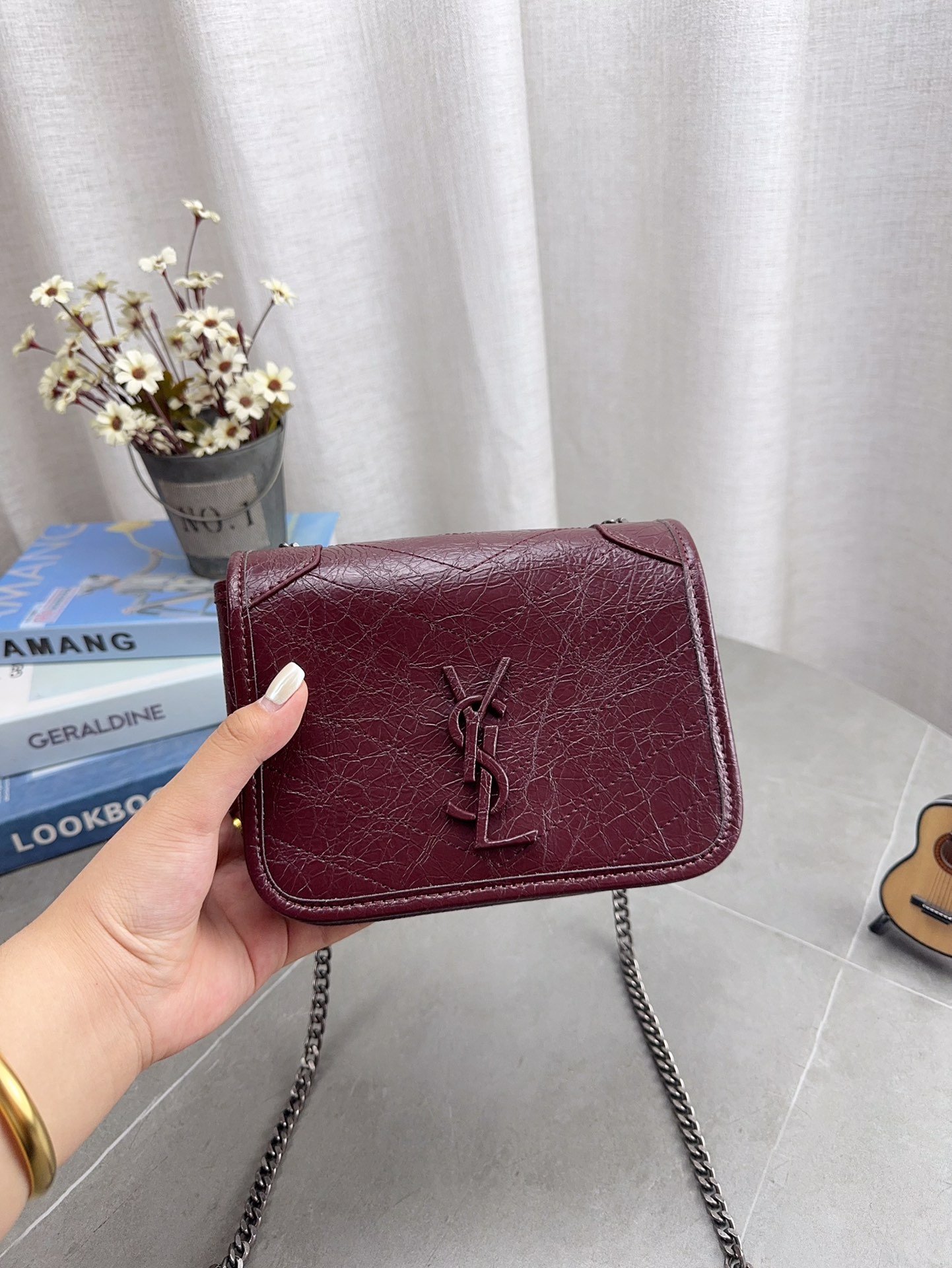 折叠飞机礼盒包装 🎉高品质ysl 圣罗兰 niki 邮差链条包 出去逛一天什么都可以放进去 流浪背法也很好看 黑色真的是跟各种颜色的衣服都很搭 之前一直在Onthego和这个之间犹豫 最后感觉没选错 五星推荐 迷你尺寸：19*14cm p150