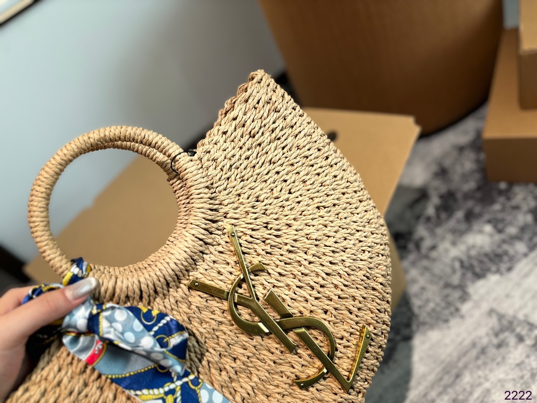 p105p100p90 圣罗兰 YSL绝美菜篮子 是背 YSL.阳光草编包的夏天啦 马上夏至了，来推荐这只YSL.阳光草编包 编织和皮革，清爽也文艺，让你也可甜可美。设计也非常实用，容量也大。 同款哦夏天怎么能少了草编包呢尺寸：32*7*20/28*6*17/20*5*14cm