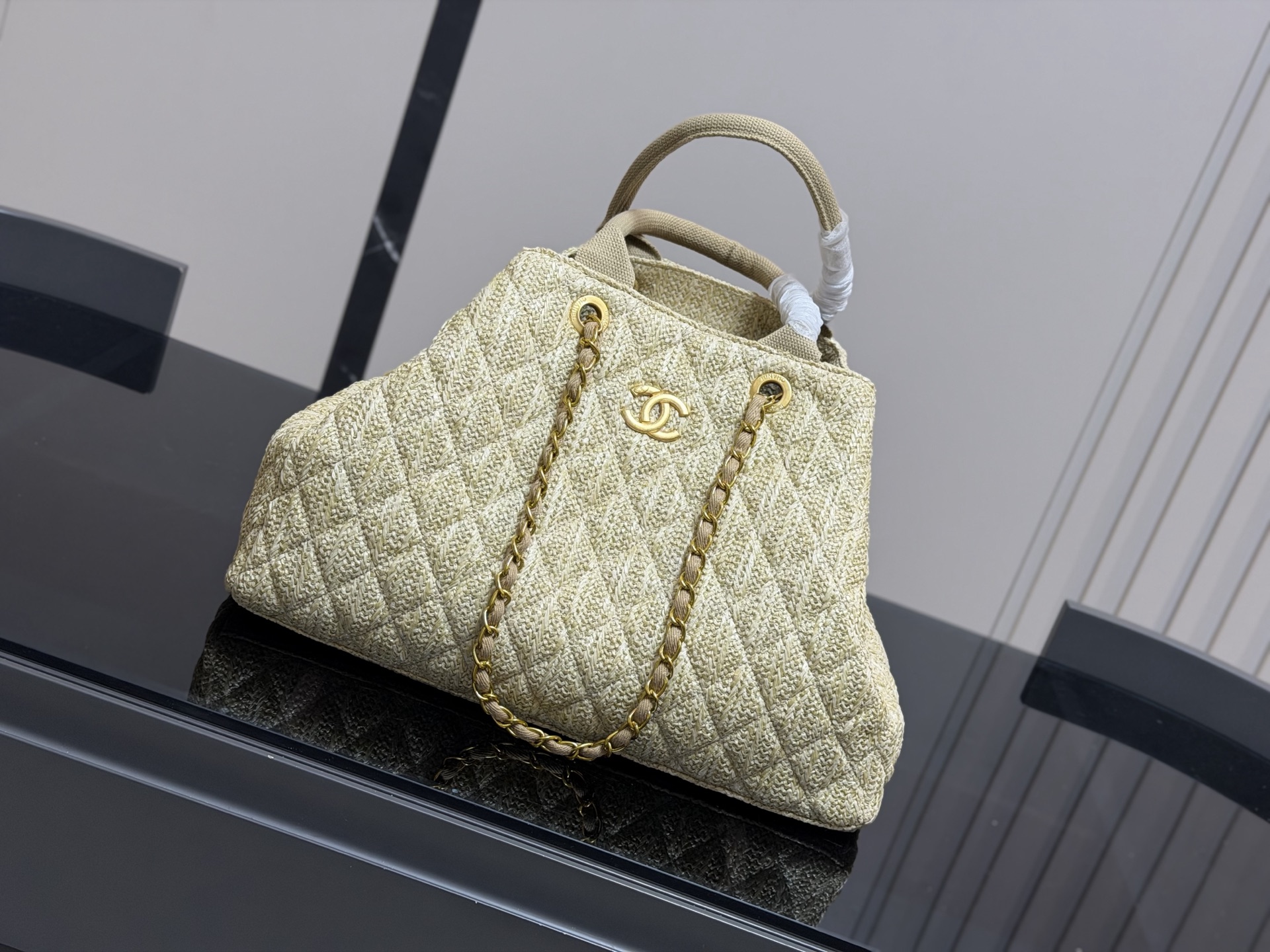 &yen;170 香奈儿CHANEL 链条托特包 复古优雅 香奈儿CHANEL 链条托特包 复古优雅 满满的高级感 大小适中 容量感人 休闲正装皆可轻松驾驭 尺寸:40.27cm