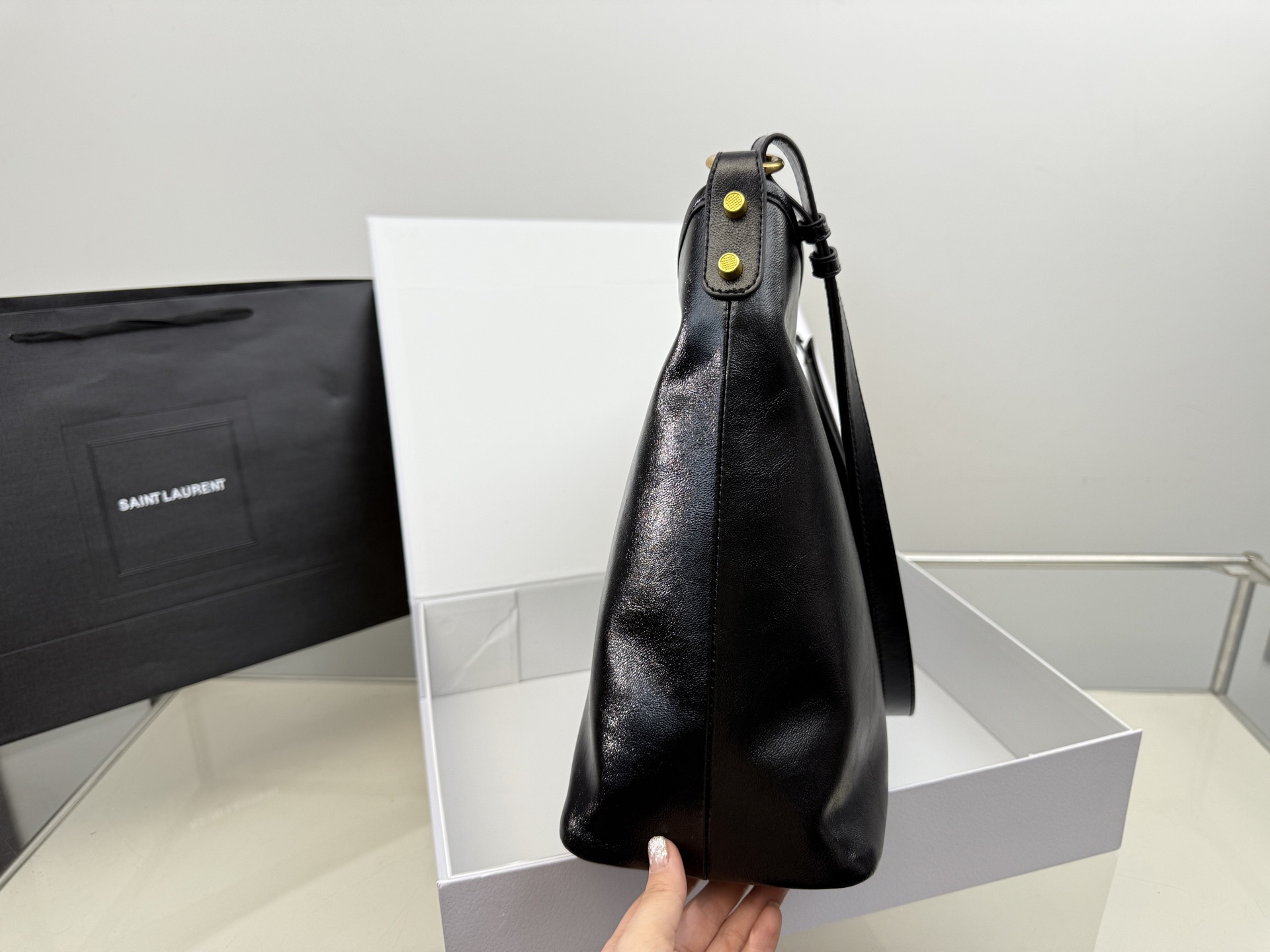 （无盒⚠️）p175 圣罗兰油蜡皮黑银hobo腋下包购物袋酷酷女孩的本命包包！出门逛街旅游随便背size：36*36cm