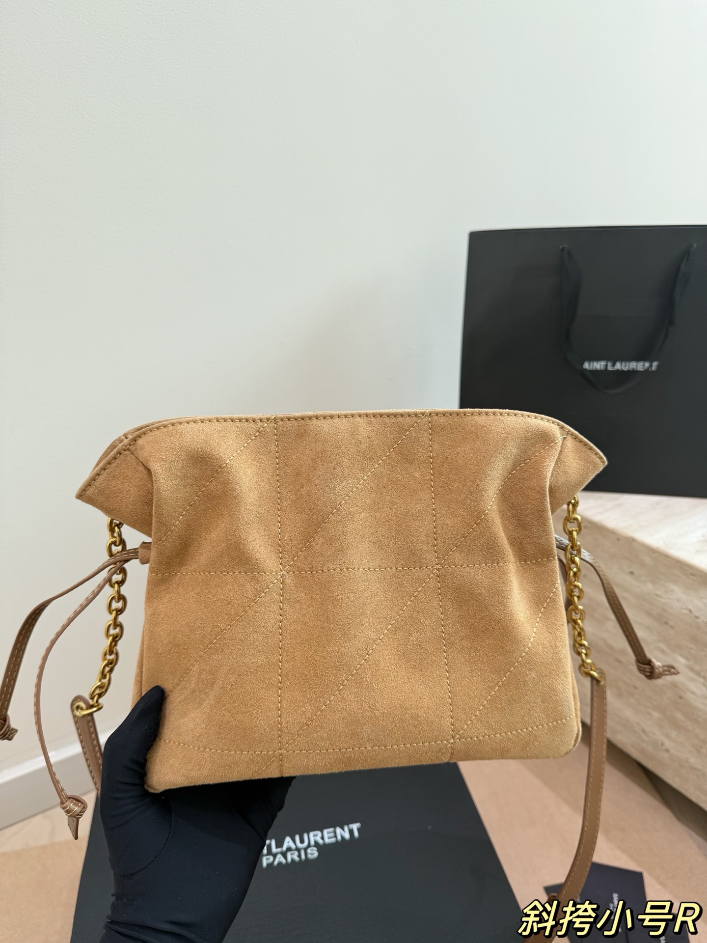 P170 配礼盒🎁 圣罗兰YSLJamie小福袋 麂皮 背起来真的太有feel。 圣罗兰 最低调， 简洁大气啦！ 尺寸24.19cm