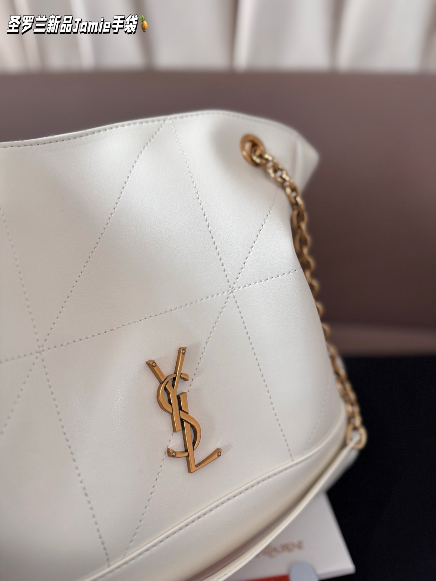 小P205 配盒子 圣罗兰新品Jamie手袋，松弛有度的时尚，YSL新品Jamie大号手袋，手袋的精致设计，不仅能够完美收纳你的日常所需，更是一种生活态度的展现。松弛有度，既不失优雅，又充满个性。尺寸 小25*27