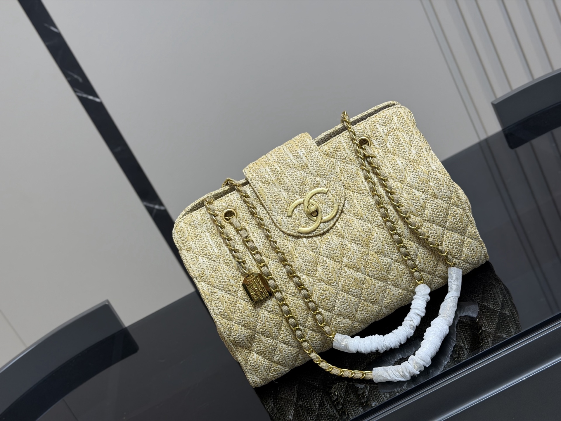 &yen;180 香奈儿CHANEL 链条托特包 复古优雅 香奈儿CHANEL 链条托特包 复古优雅 满满的高级感 大小适中 容量感人 休闲正装皆可轻松驾驭 尺寸:36.26cm