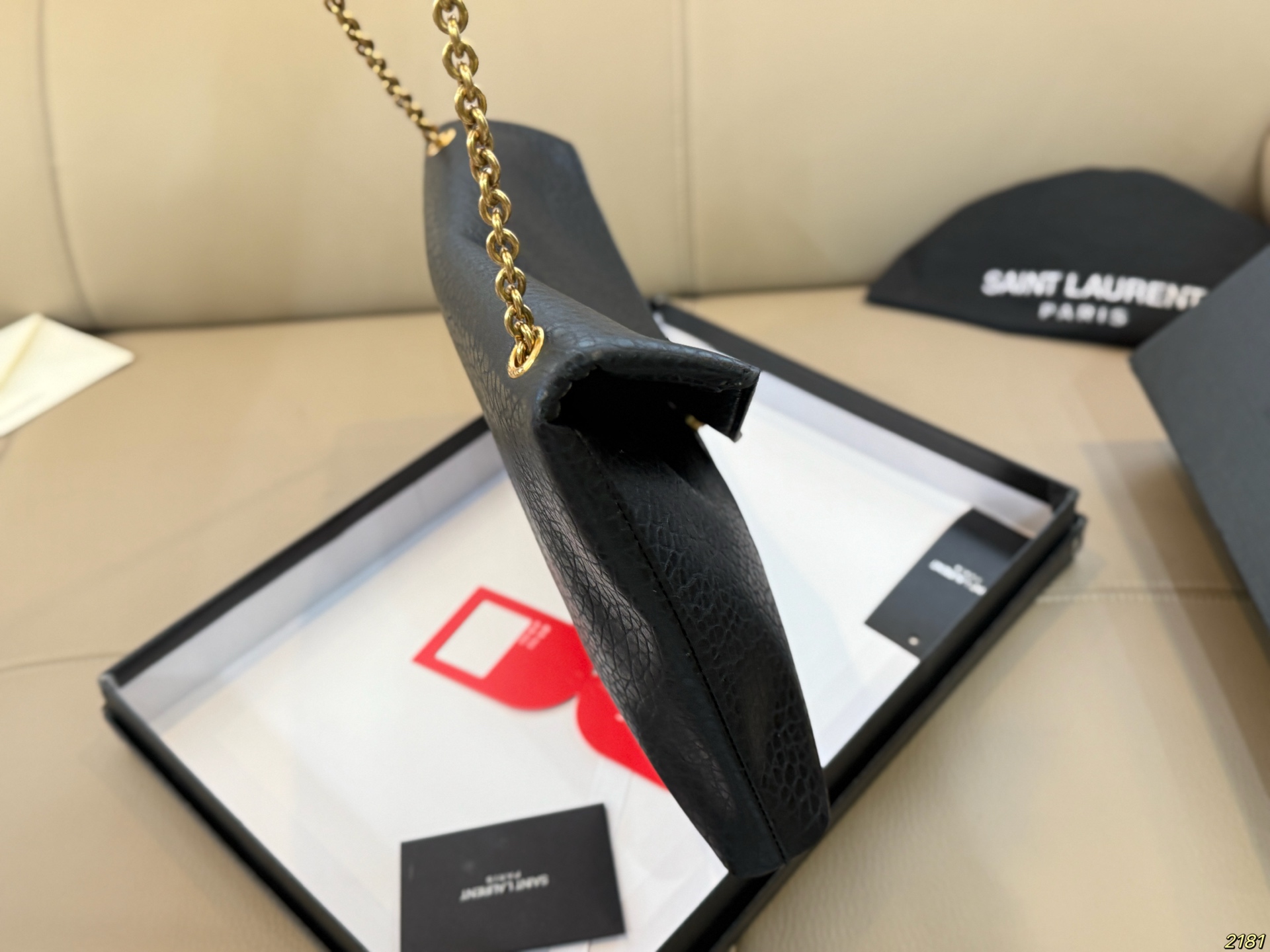 ¥150/¥145配盒 圣罗兰 信封包 YSL 绵密的手感,轻便的包包 很有质感 可盐可甜 上身绝美 无可比拟 是每个追求漂亮的女孩必入单品 尺寸34 20/30 18