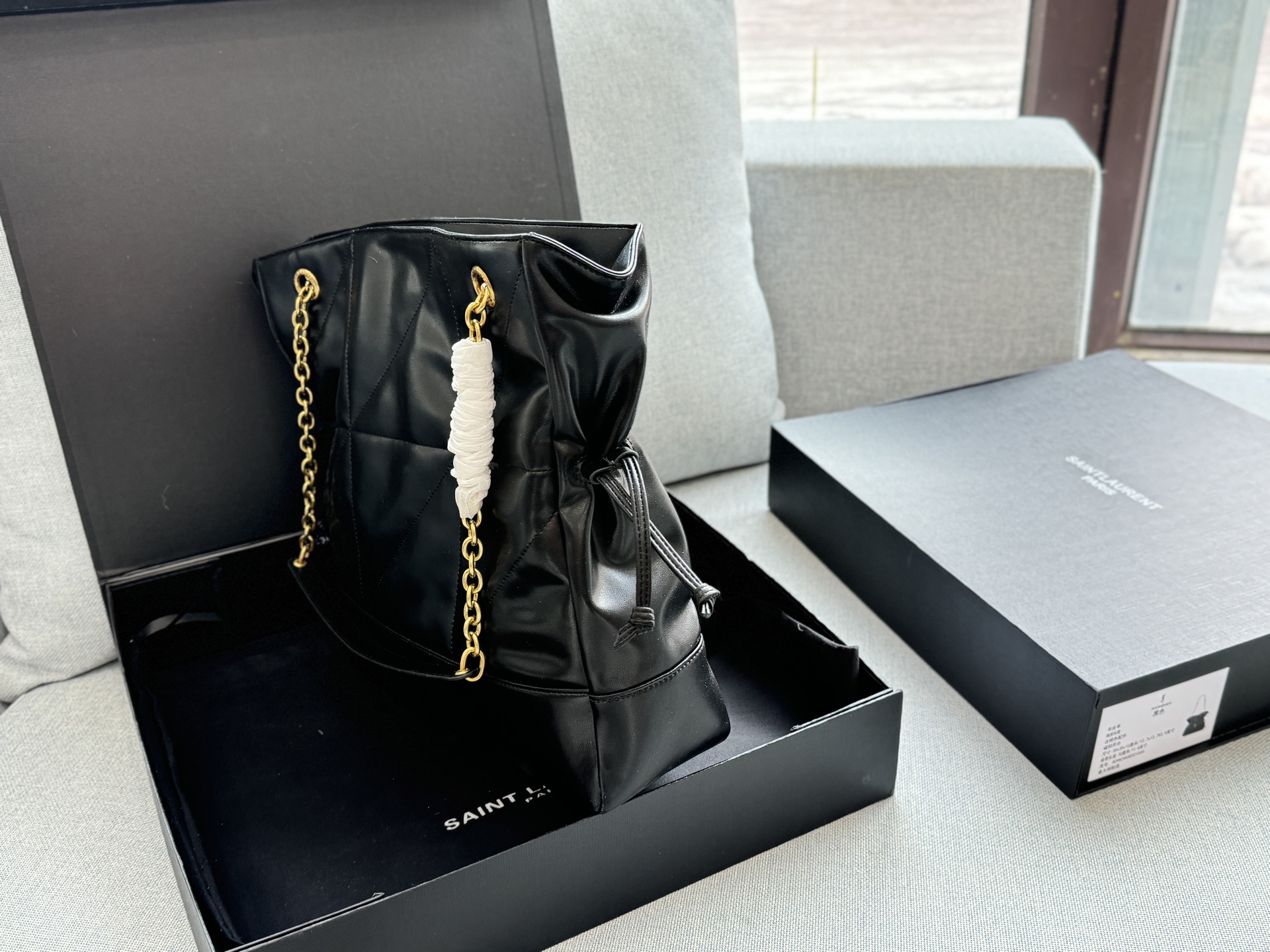 💰225 折叠盒 size:34×33 圣罗兰 YSL Jamie 福袋包 托特包Tote包购物袋单肩包 选YSL福袋包准没错!背上是一眼心动的时尚范儿,包里藏着惊喜,连‘袋’本身都是百搭利器,相当于把精致和好运一起背在身上~ 宋佳同款福袋包! 松弛有度的时尚,手袋的精致设计,不仅能够完美收纳你的日常所需,更是一种生活态度的展现。松弛有度,既不失优雅,又充满个性。