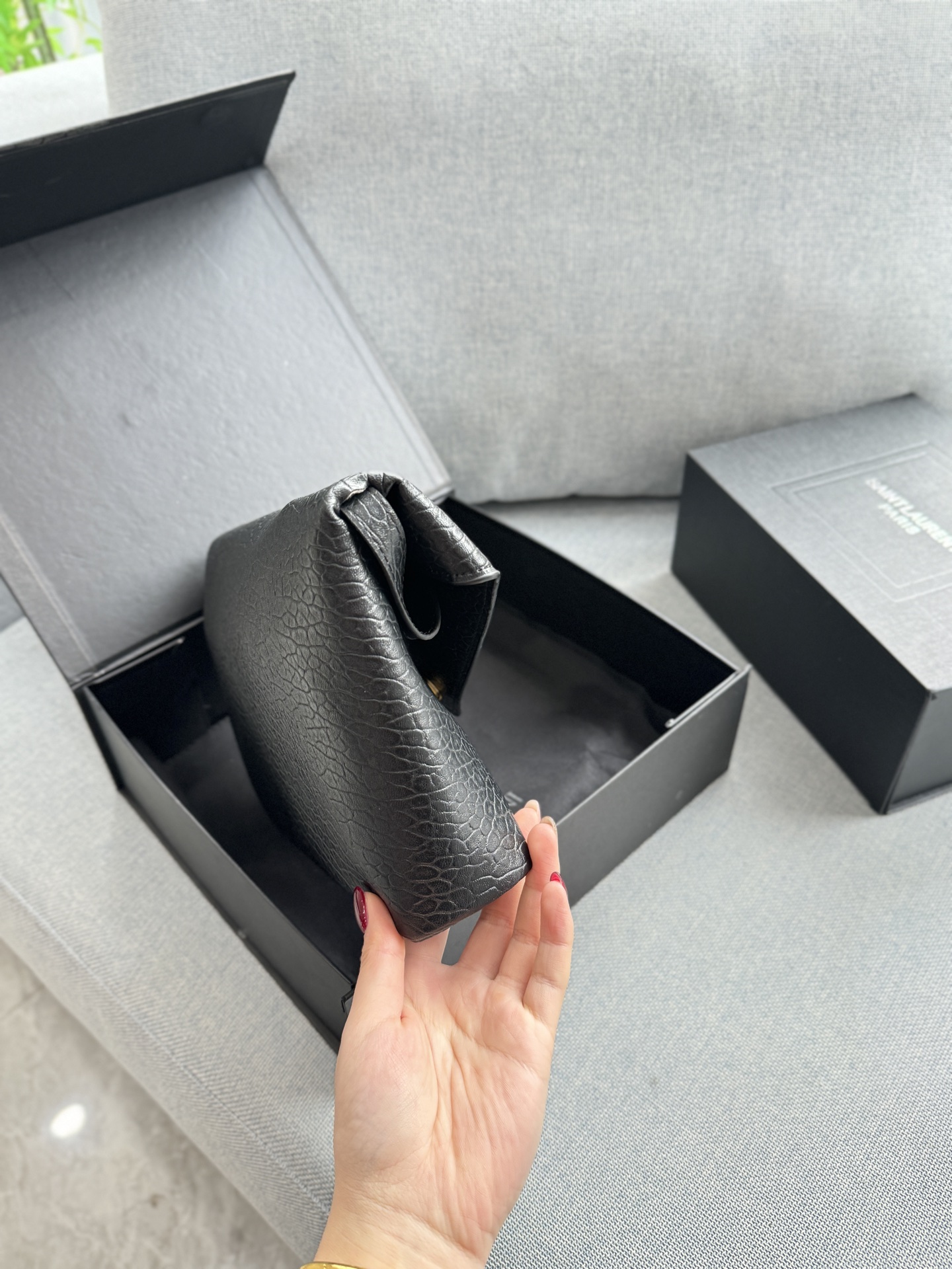 💰125 折叠盒 size：23&times;16 圣罗兰 YSL LE CASSANDRE 大象纹 链条包 信封包 单肩斜挎手拿包 精致度满分10 链条包新色新色好有气质小羊皮材质 很轻很软!巴掌大却超好装的小个子可以闭眼冲 超软超有质感！！！