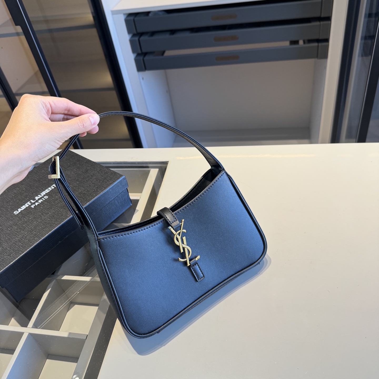 🅿️135✅新品推荐🔜 升级版🔥YSL圣罗兰专柜爆款hobo腋下包！明星同款！到哪都是回头率👍专柜同款哦！品质堪比正品！进口牛皮面料🐂外出轻便实用！原版顶级五金！🎁原版礼盒包装（size：24*15*6）