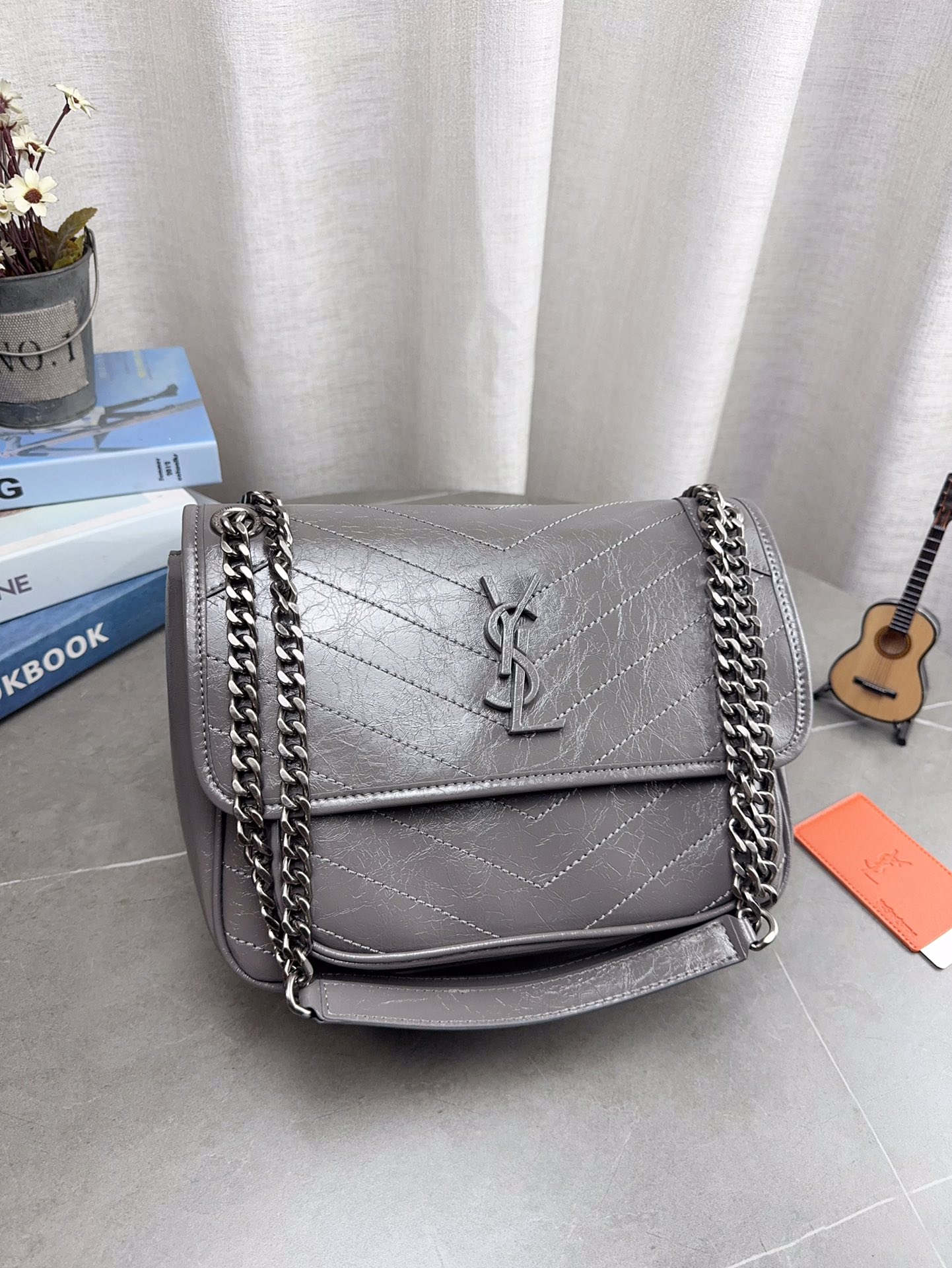 折叠飞机礼盒包装 🎉高品质ysl 圣罗兰 niki 邮差链条包 容量超大 出去逛一天什么都可以放进去 流浪背法也很好看 麂皮真的是跟各种颜色的衣服都很搭 之前一直在Onthego和这个之间犹豫 最后感觉没选错 五星推荐 尺寸27*21cm 型号633158 p200