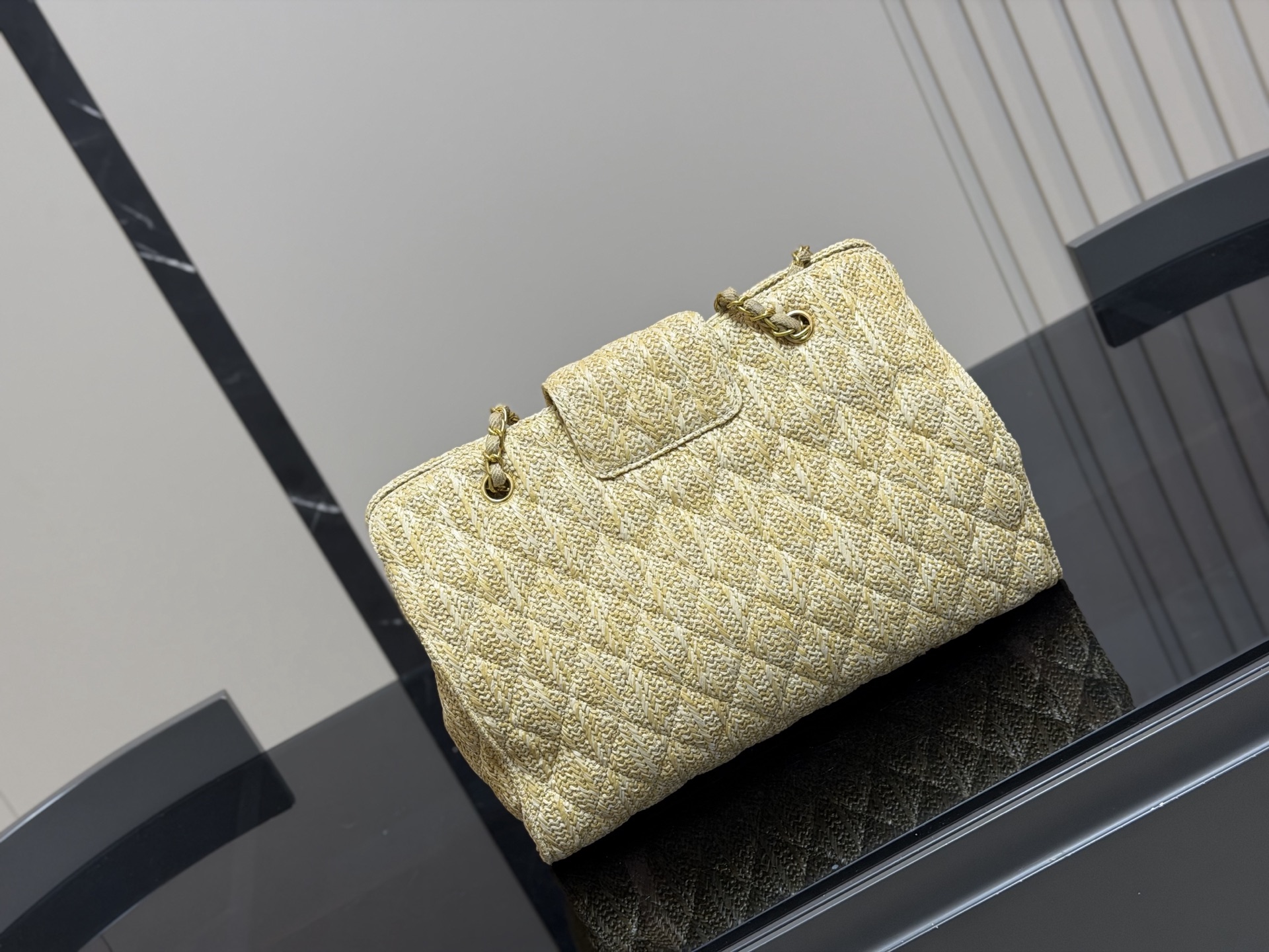 &yen;180 香奈儿CHANEL 链条托特包 复古优雅 香奈儿CHANEL 链条托特包 复古优雅 满满的高级感 大小适中 容量感人 休闲正装皆可轻松驾驭 尺寸:36.26cm