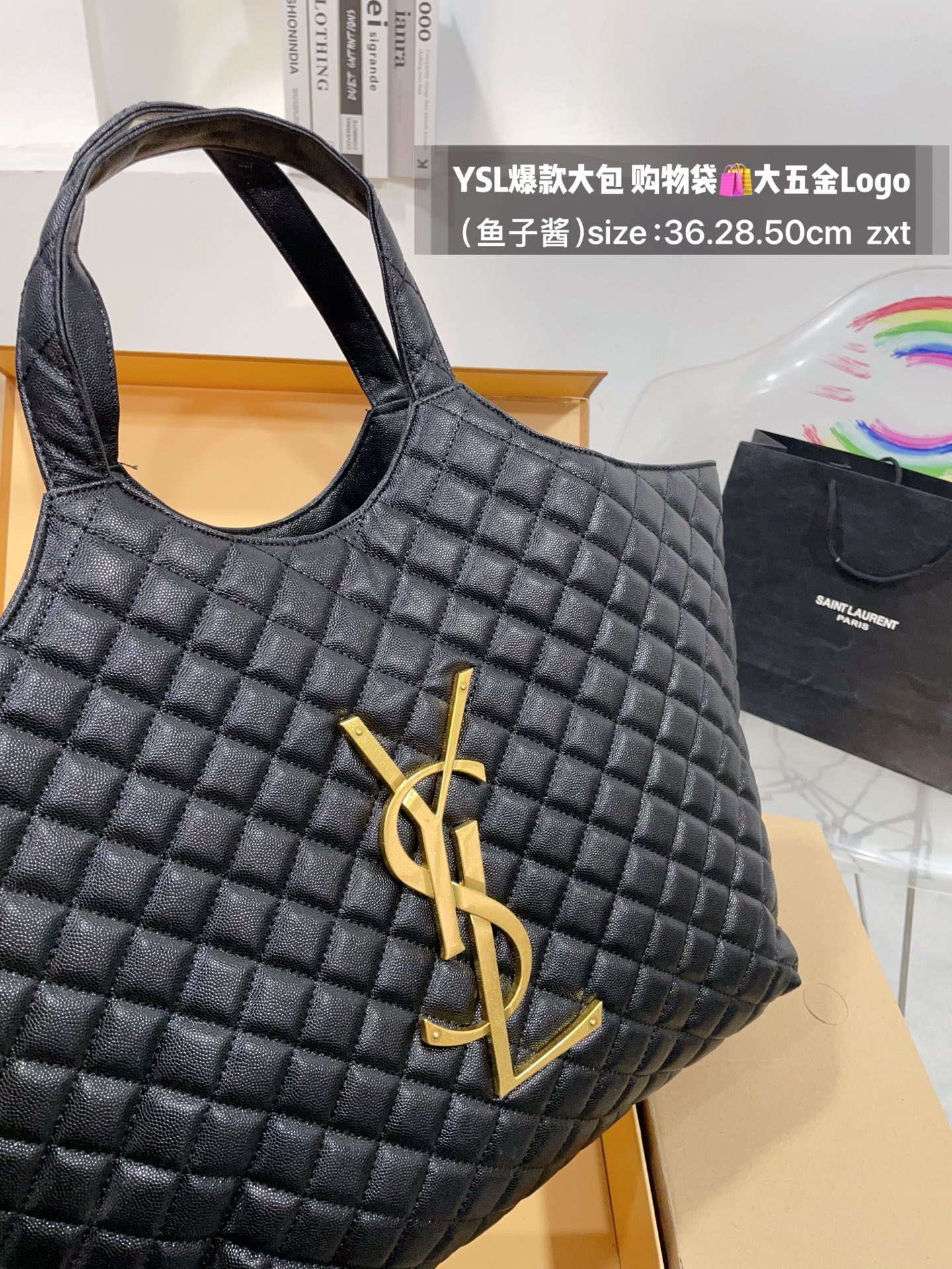 👑💰175无盒 size：底36.28.50cm YSL爆款大包 购物袋🛍️ 大五金Logo终于做到与原版大小一致💪 高级感满满👍圣罗兰 复古菱形格子与 巨大LOGO五金 璀璨而大气☄️ 最重要是一包当2包用、 中间链子往两侧一收 可以变换造型 配有小包一个 （五金全套对版带LOGO）
