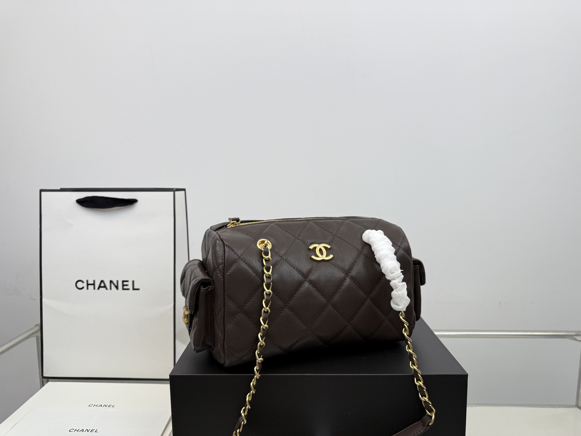 （飞机盒折叠盒⚠️）p265 香奈儿25K保龄球包 这个保龄球包真的太香了~ 近期很有人气的一只vintage Chanel 保龄球包。 版型不容易过时，拎在手中很时髦。 ⚠️高品质！size：25*15cm