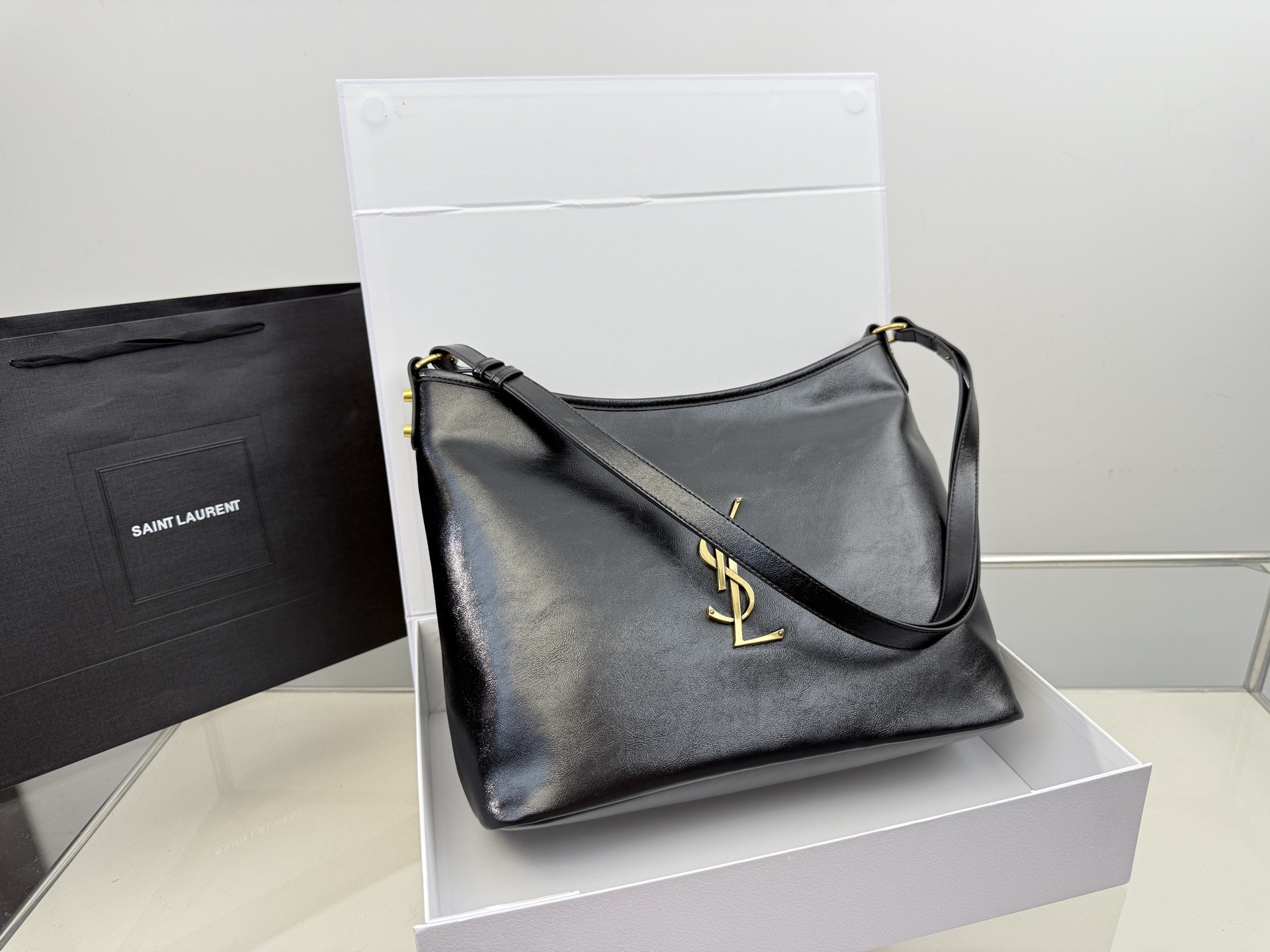 （无盒⚠️）p175 圣罗兰油蜡皮黑银hobo腋下包购物袋酷酷女孩的本命包包！出门逛街旅游随便背size：36*36cm