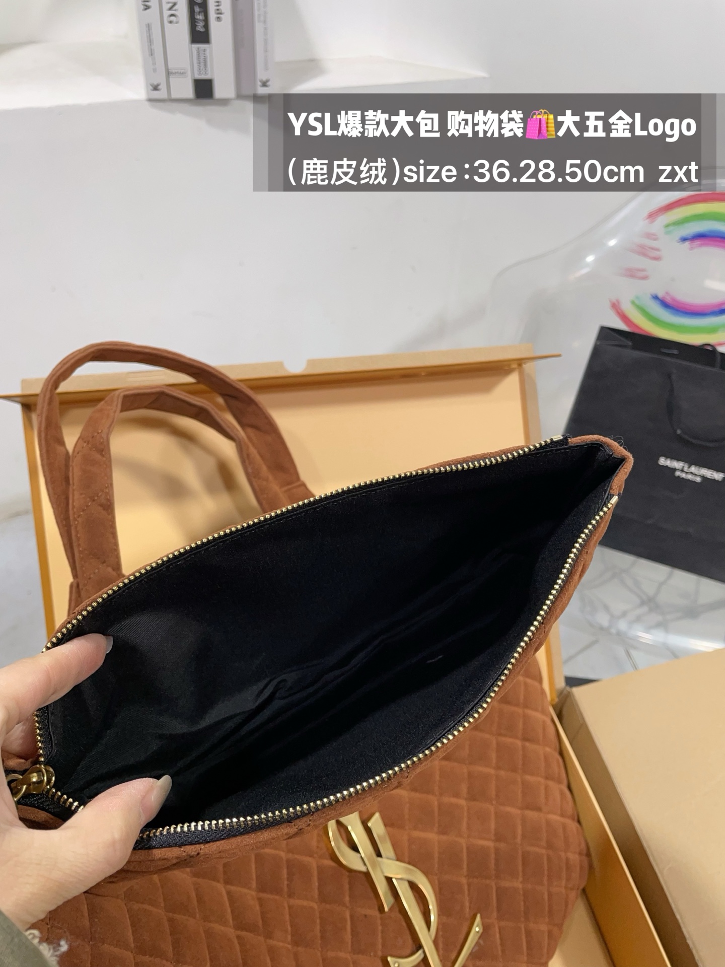 👑💰185无盒 size：底36.28.50cm YSL爆款大包 购物袋🛍️ 大五金Logo终于做到与原版大小一致💪 高级感满满👍圣罗兰 复古菱形格子与 巨大LOGO五金 璀璨而大气☄️ 最重要是一包当2包用、 中间链子往两侧一收 可以变换造型 配有小包一个 （五金全套对版带LOGO）