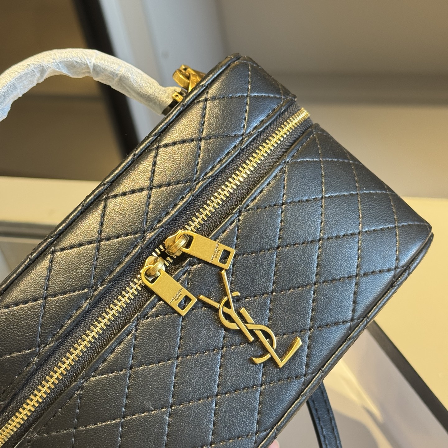 🅿️140✅新品推荐🔜 高端货🔥YSL圣罗兰新款化妆箱～box小盒子包👍明星同款！可手提可肩背～非常实用[呲牙]走到哪都是回头率👍超级有范儿！采用原版牛皮🐂五金都是原版材质哦！质感特别好👍品质堪比正品！上身效果超棒！原版礼盒包装🎁（size：18*11*6）