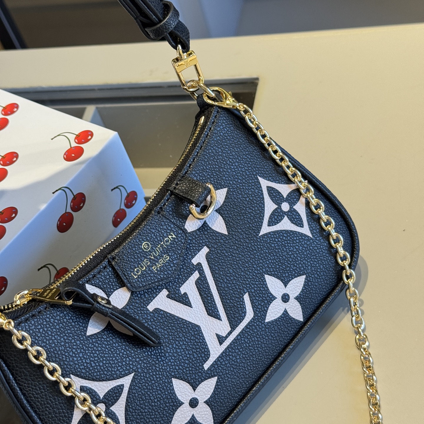 🅿️150✅牛皮系列🔜 顶级货🔥全钢五金‼️黑色印花牛皮系列～LV路易威登专柜爆款easypouch麻将包👸专柜同款～配链条和长带！走到哪都是回头率👍原版全牛皮🐂原版顶级全钢五金 完美走线 [得意]平时出门的东西都可以装！🎁原版折叠礼盒包装（size：20*12*3）