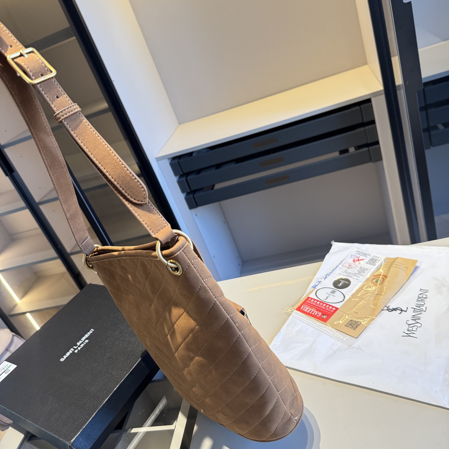 🅿️135✅新品推荐🔜 高端货🔥YSL圣罗兰新款NIKI水桶包👍配内胆小包‼️明星同款！大容量～非常实用[呲牙]走到哪都是回头率👍超级有范儿！采用原版麂皮面料！五金都是原版材质哦！质感特别好👍品质堪比正品！上身效果超棒！原版礼盒包装🎁（size：24*30*10 上口31 小包21*12）