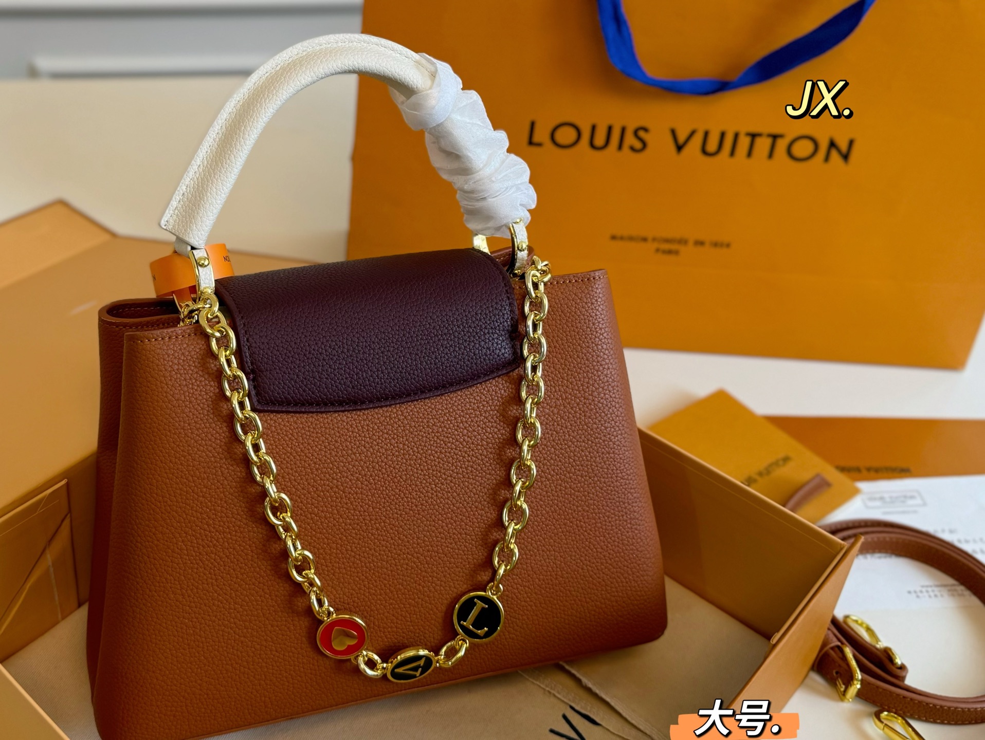 P180大号（折叠盒） size:27&times;18大号 LV路易威登Capucines卡普辛手提包💕 贵气十足的包包，真的超美！ 色彩鲜亮不张扬，显得无比温柔 高级感满🈵️，时尚洋气❗️ 大小刚好，精致又不失优雅‼️