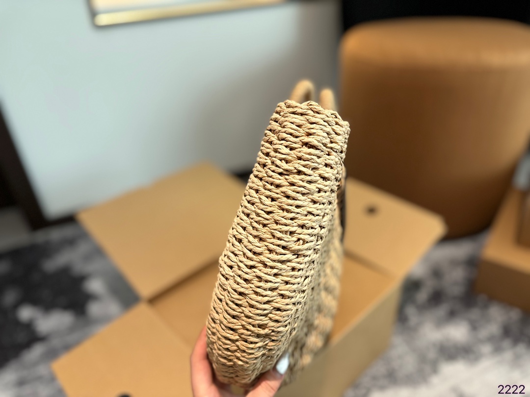 p105p100p90 圣罗兰 YSL绝美菜篮子 是背 YSL.阳光草编包的夏天啦 马上夏至了，来推荐这只YSL.阳光草编包 编织和皮革，清爽也文艺，让你也可甜可美。设计也非常实用，容量也大。 同款哦夏天怎么能少了草编包呢尺寸：32*7*20/28*6*17/20*5*14cm