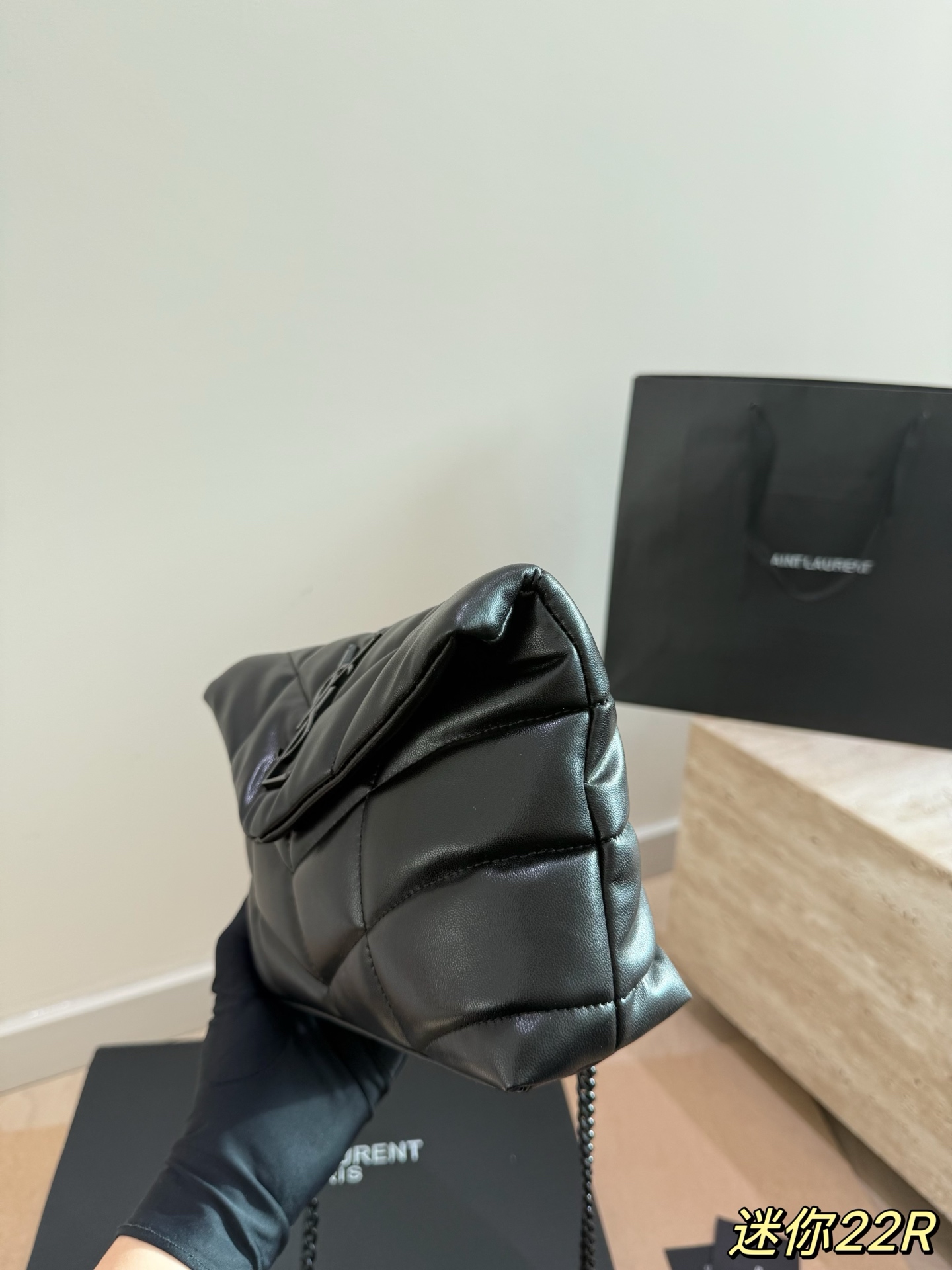 YSL圣罗兰云朵包P150 Ysl圣罗兰云朵包，超酷～ 折叠礼盒🎁 YSL圣罗兰云朵包 黑金超酷 杨幂同款 软软糯糯小可爱 外观颜值爆表 不要犹豫 必入款 真好好#ysl圣罗兰 尺寸22 16