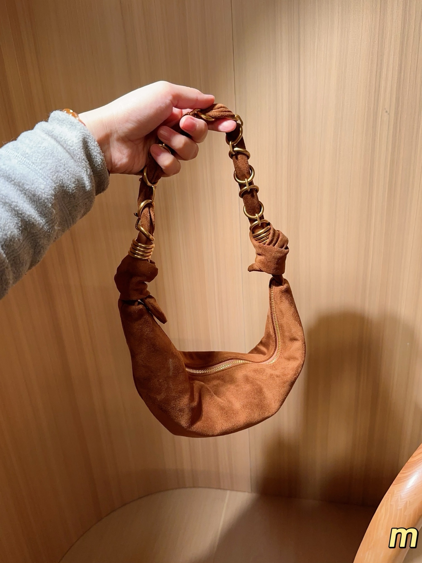 💰135 圣罗兰YSL AMALIA腋下包 柔软慵懒随性&ldquo;牛角包&rdquo;造型，超有法式氛围感！肩带是金色YSL字母链条交织，辦识度满分-。拉链开合，内部空问能装手机、钱包等日常小物，手提或腋下背都很时髦，轻松打造松弛感穿搭~ 尺寸39&times;13 礼盒包装🎁