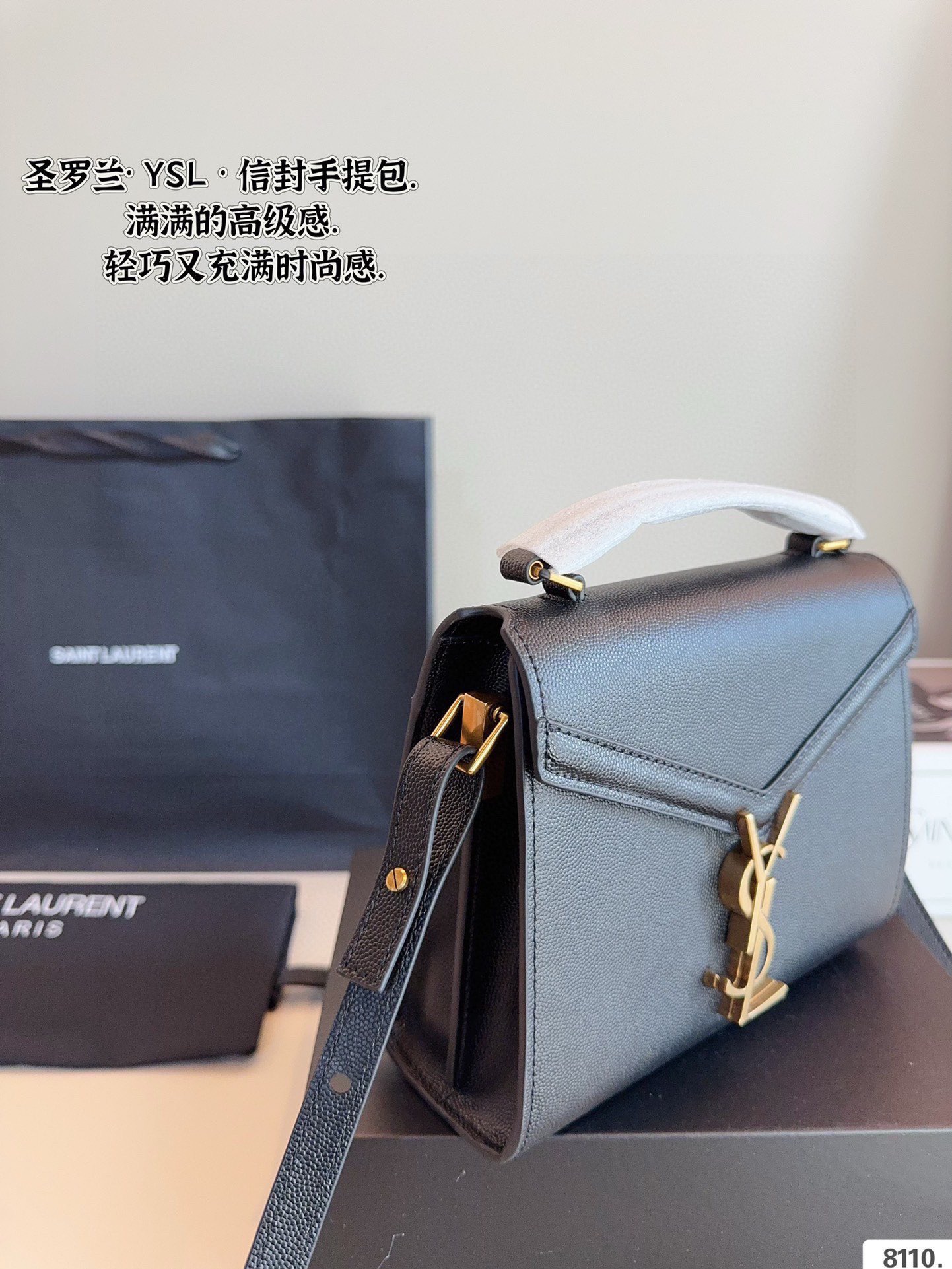 p175配礼盒🎁. 圣罗兰YSL cassandra 手提邮差包 简约才是百搭公式。 复古又时髦，妥妥的街拍神器。 出街通勤都可。 容量很大，可肩背、斜挎。 搭配很显高级感。 是帅气女孩不可缺少的一款经典存在。尺寸：20*8*16cm