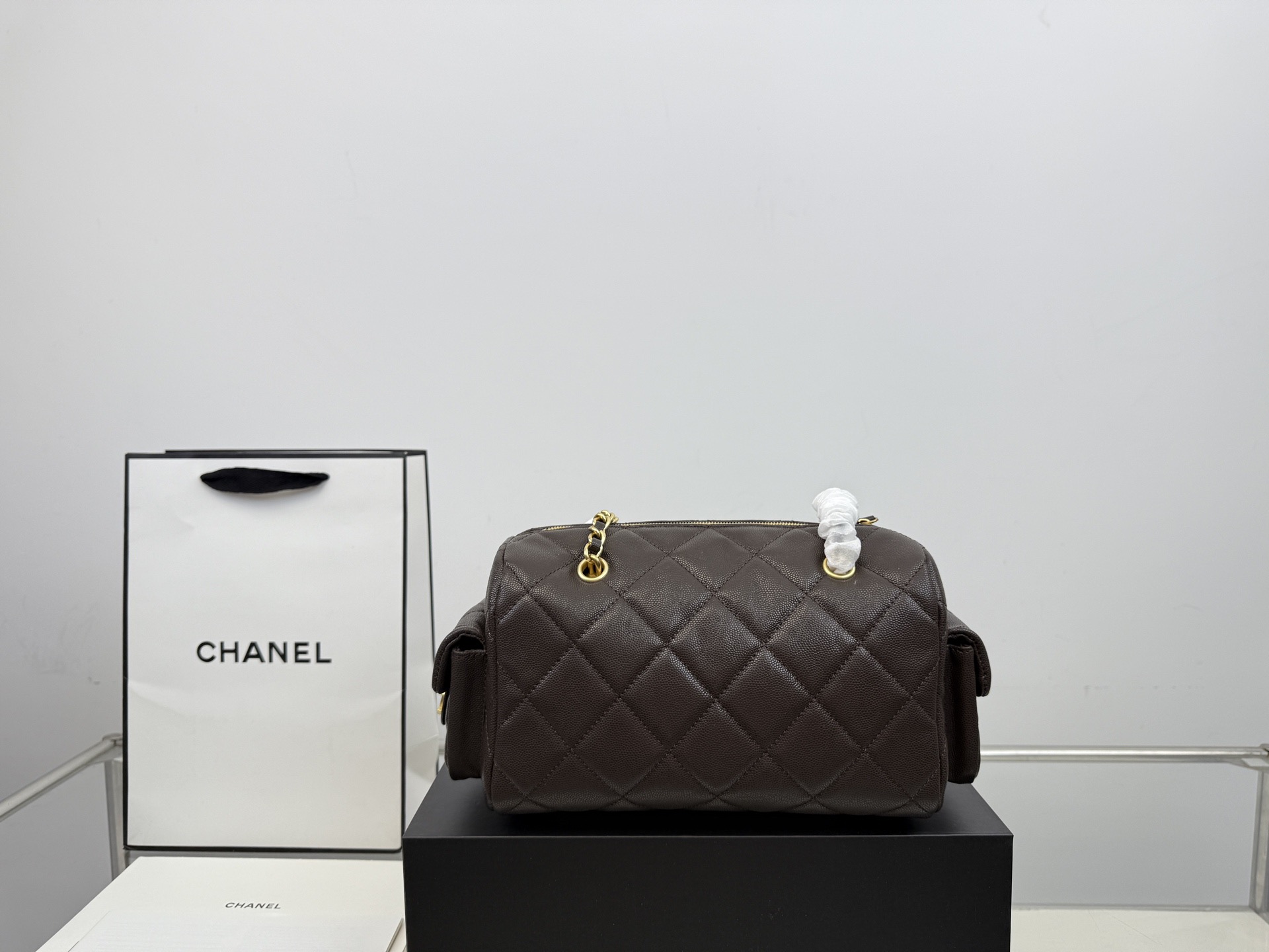 （飞机盒折叠盒⚠️）p265 香奈儿25K保龄球包 这个保龄球包真的太香了~ 近期很有人气的一只vintage Chanel 保龄球包。 版型不容易过时，拎在手中很时髦。 ⚠️高品质！size：25*15cm