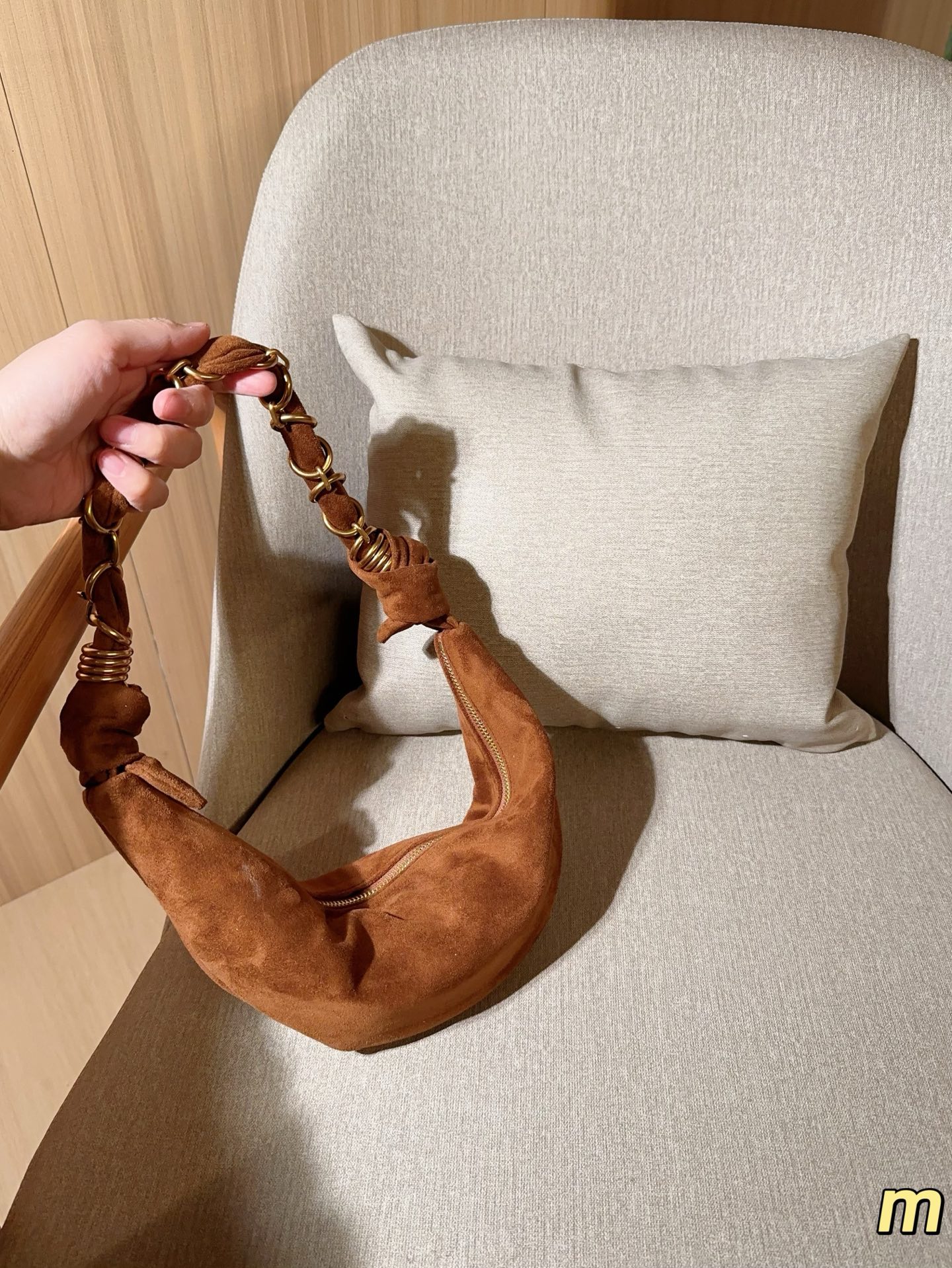 💰135 圣罗兰YSL AMALIA腋下包 柔软慵懒随性&ldquo;牛角包&rdquo;造型，超有法式氛围感！肩带是金色YSL字母链条交织，辦识度满分-。拉链开合，内部空问能装手机、钱包等日常小物，手提或腋下背都很时髦，轻松打造松弛感穿搭~ 尺寸39&times;13 礼盒包装🎁