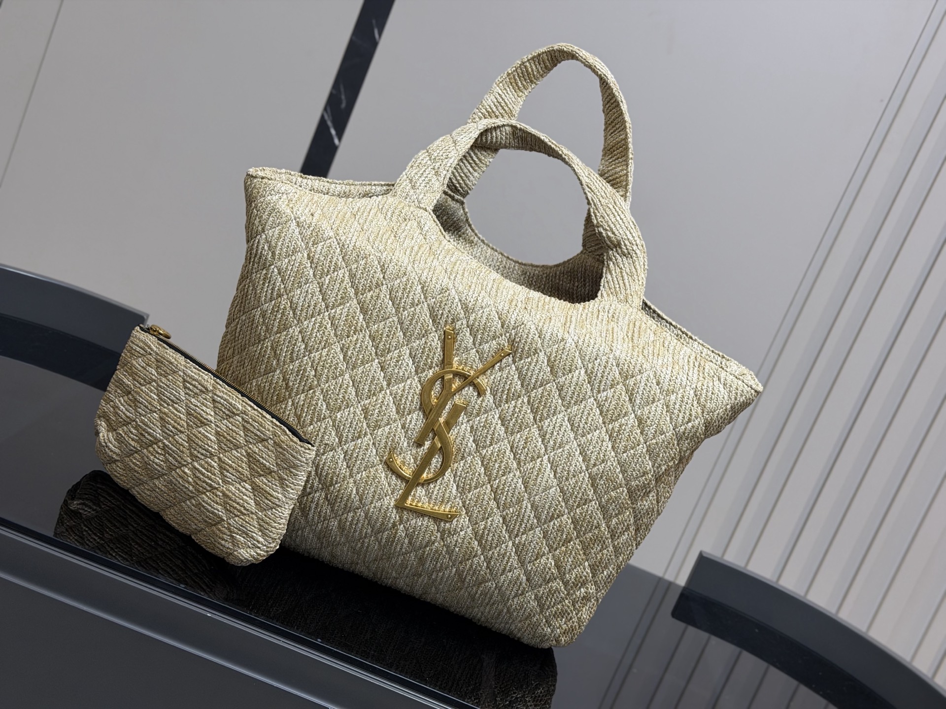 &yen;180 size：38*35cm 圣罗兰新款购物袋太可了吧 YSLGabv绗缝纹路购物袋 大tote感觉太温柔了吧! ⚠️原版大标