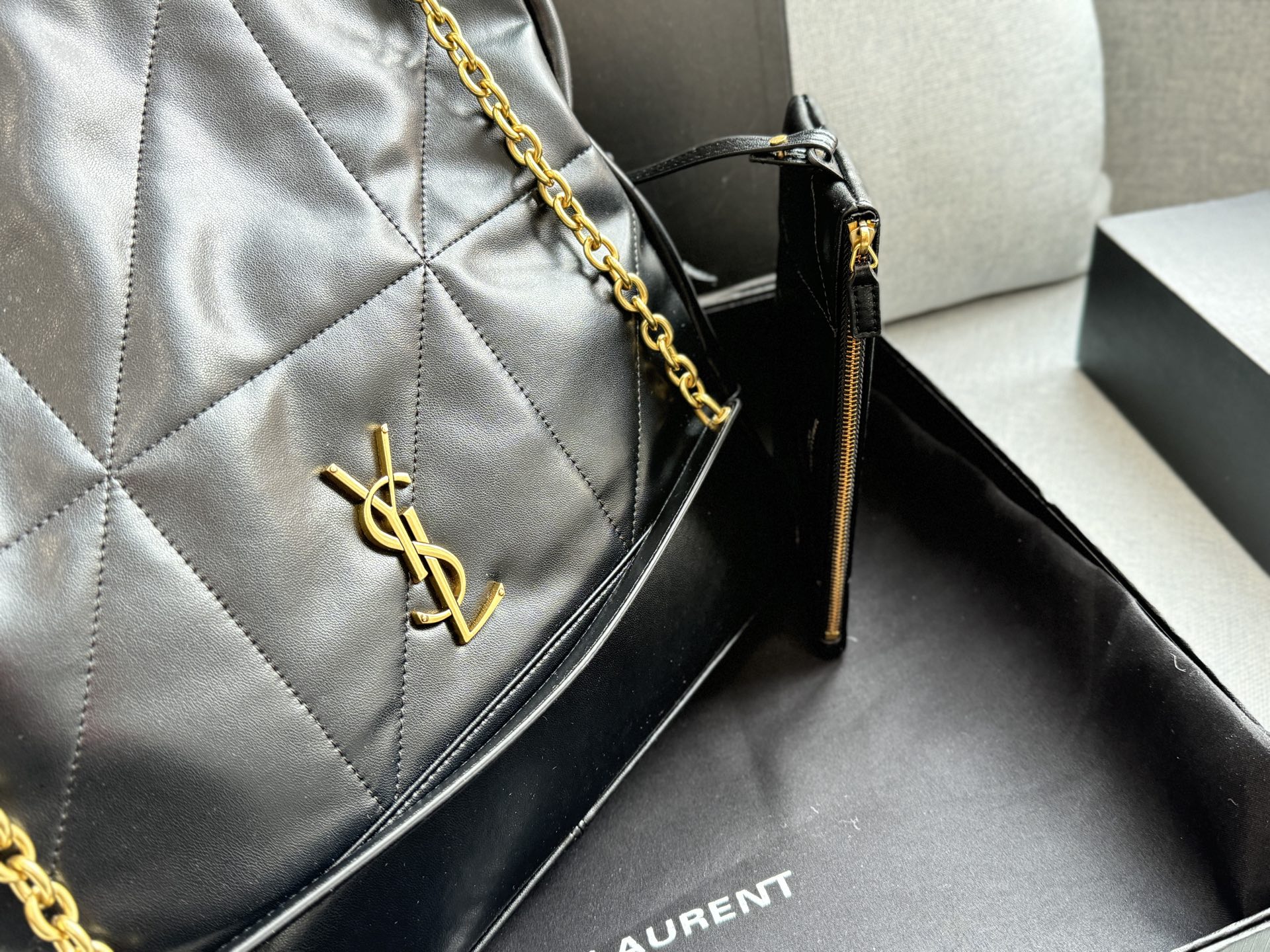 💰225 折叠盒 size:34×33 圣罗兰 YSL Jamie 福袋包 托特包Tote包购物袋单肩包 选YSL福袋包准没错!背上是一眼心动的时尚范儿,包里藏着惊喜,连‘袋’本身都是百搭利器,相当于把精致和好运一起背在身上~ 宋佳同款福袋包! 松弛有度的时尚,手袋的精致设计,不仅能够完美收纳你的日常所需,更是一种生活态度的展现。松弛有度,既不失优雅,又充满个性。