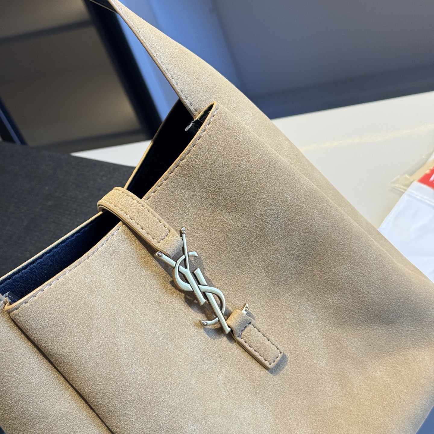 🅿️140✅新品推荐🔜 🔥YSL圣罗兰专柜新款麂皮系列HOBO腋下包👍这款包超！级！火！👍各大明星追捧的爆款～采用原版五金配件！经典logo！顶级做工！面料采用原版皮料！大容量！原版礼盒包装🎁（size：21*22*9）