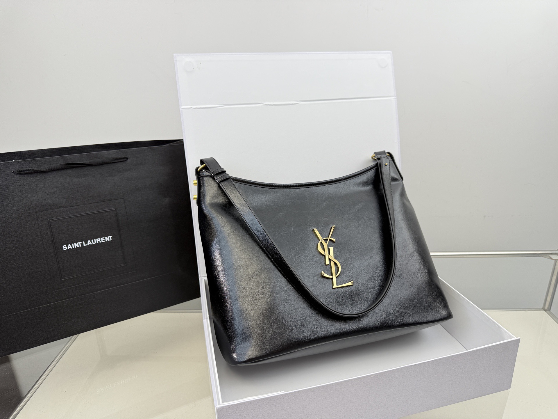 （无盒⚠️）p175 圣罗兰油蜡皮黑银hobo腋下包购物袋酷酷女孩的本命包包！出门逛街旅游随便背size：36*36cm