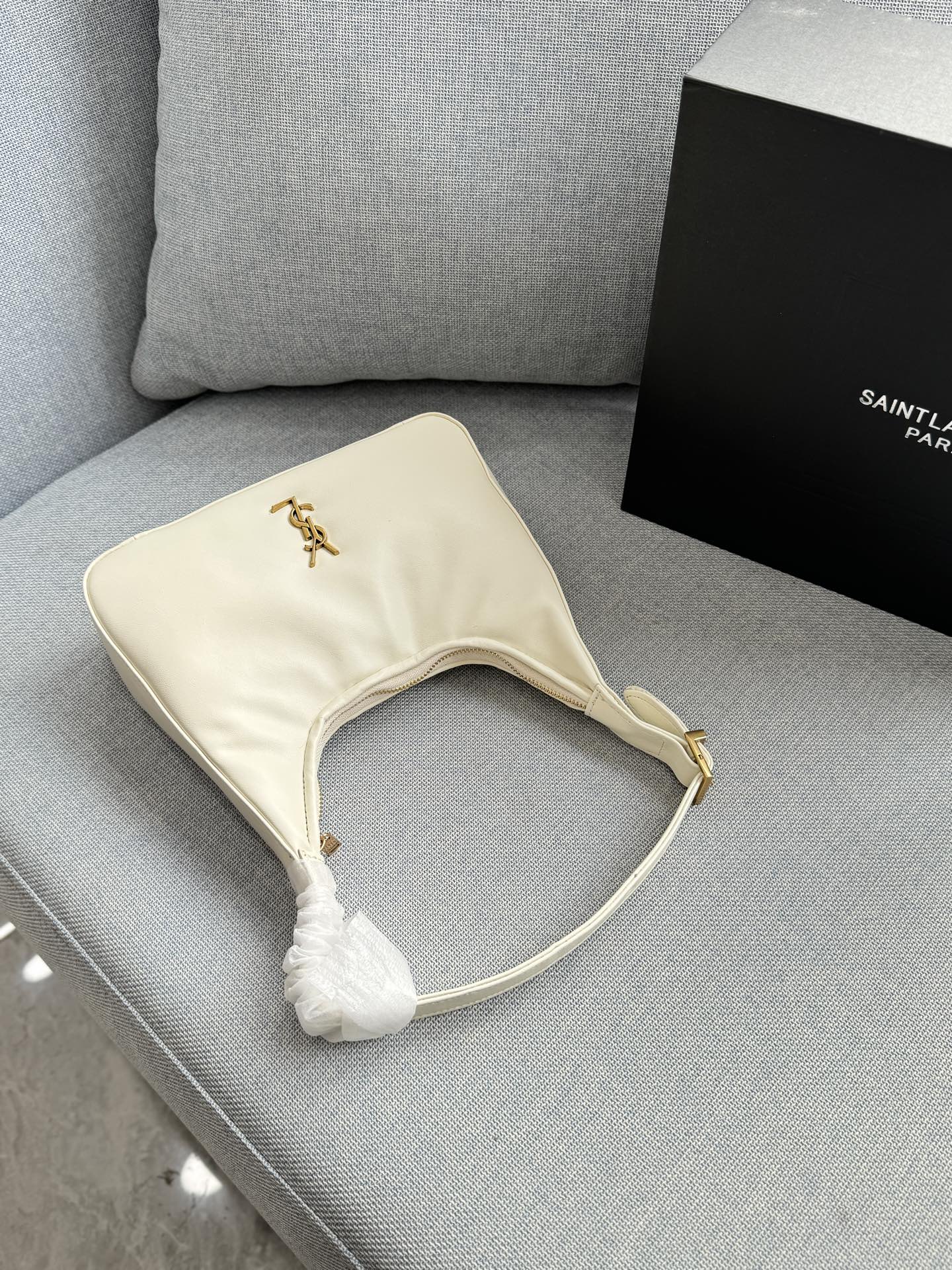 💰135 折叠盒 size：22&times;19 圣罗兰 YSL Calypso 腋下包 流浪包手提单肩包 触感柔软细腻，搭配金色YSL标志，低调又奢华。月牙形包型， 通勤休闲都很OK! 简约设计+实用性，轻松搭配各种穿搭，是时尚女孩必入的经典单品