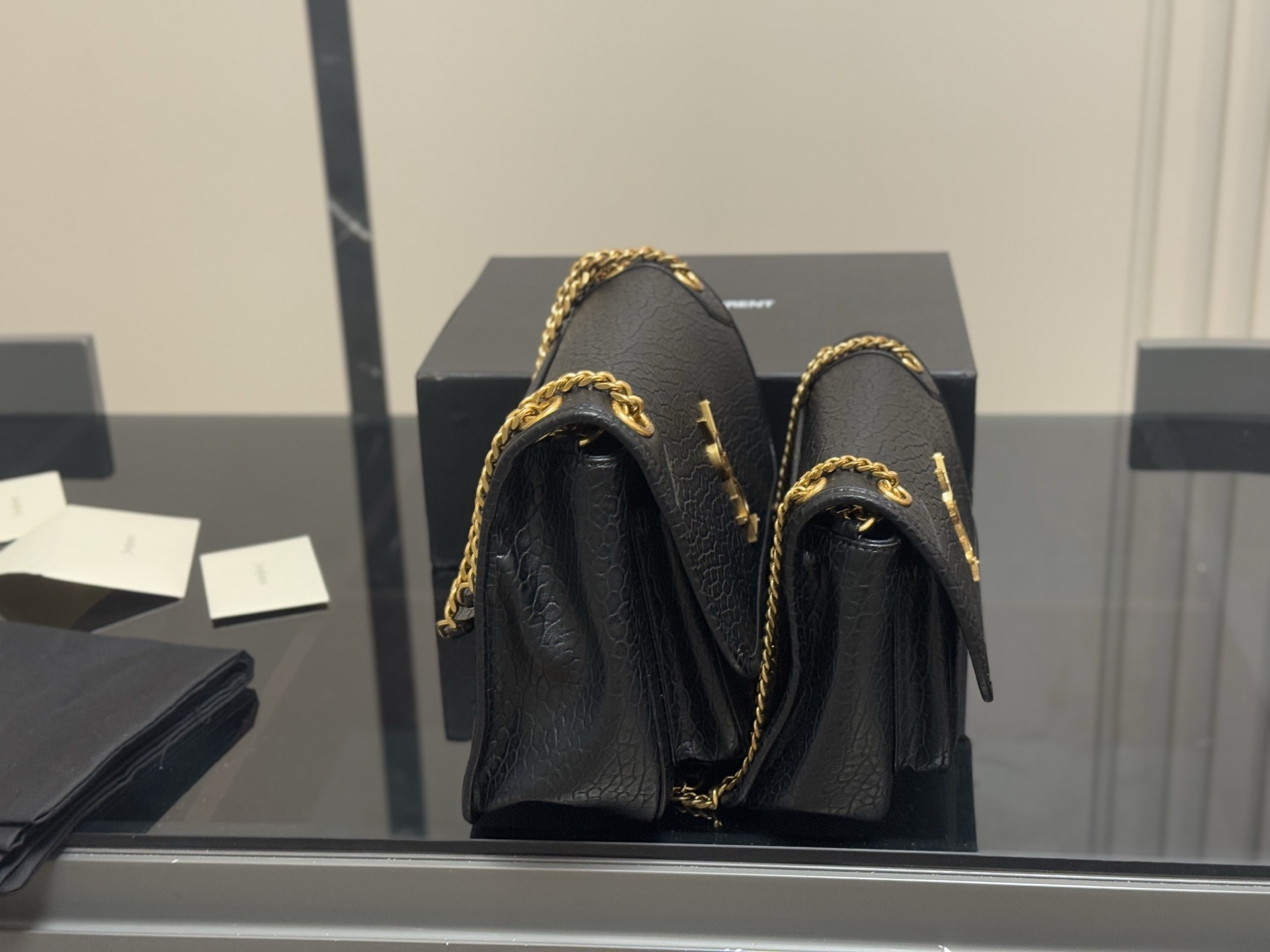 &yen;190 &yen;200 配盒 size：22*18cm（小） 28*22cm（大） 千呼万唤的 圣罗兰法棍niki终于到新尺寸啦 高订版 niki ysl niki 皮料软糯质感✔️ 强力推荐我们家的Niki