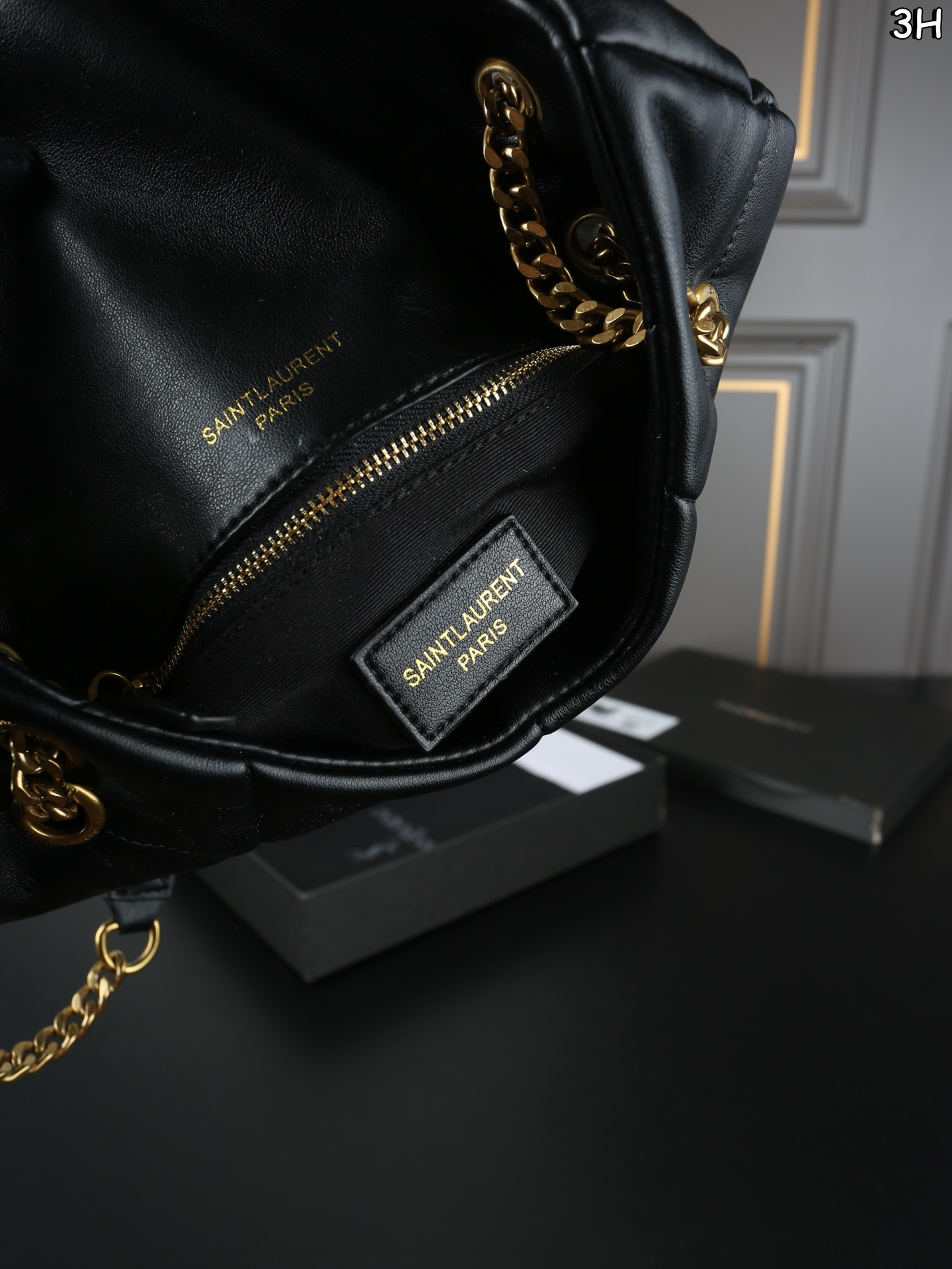 P120 天地盖 圣罗兰 YSL 云朵包 斜挎单肩包 可盐可甜， 是那种复古金色，很高级很洋气哇。 女性理想的日常出行良伴。从休闲时光到较正式场合，它总能为正装造到更添一抹个性态度。ysl云朵包的设计简洁大方，时尚又不失个性，无论是日常搭配还是出席派对，都能让你成为最闪耀的那一颗星! 尺寸：28&times;18