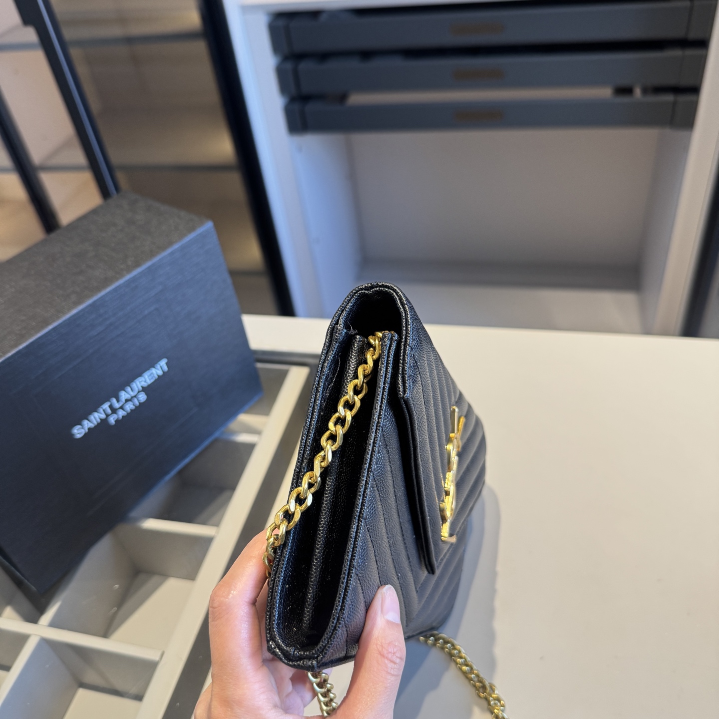 🅿️140✅新品推荐🔜 升级版～高端货🔥YSL圣罗兰专柜经典WOC信封包✉️链条包！超！级！火！👍可肩背！各大明星追捧的爆款～采用原版顶级五金配件！经典logo！顶级做工！面料采用进口鱼子酱牛皮面料！堪比专柜品质🎁原版折叠礼盒包装（size：22*14*3）