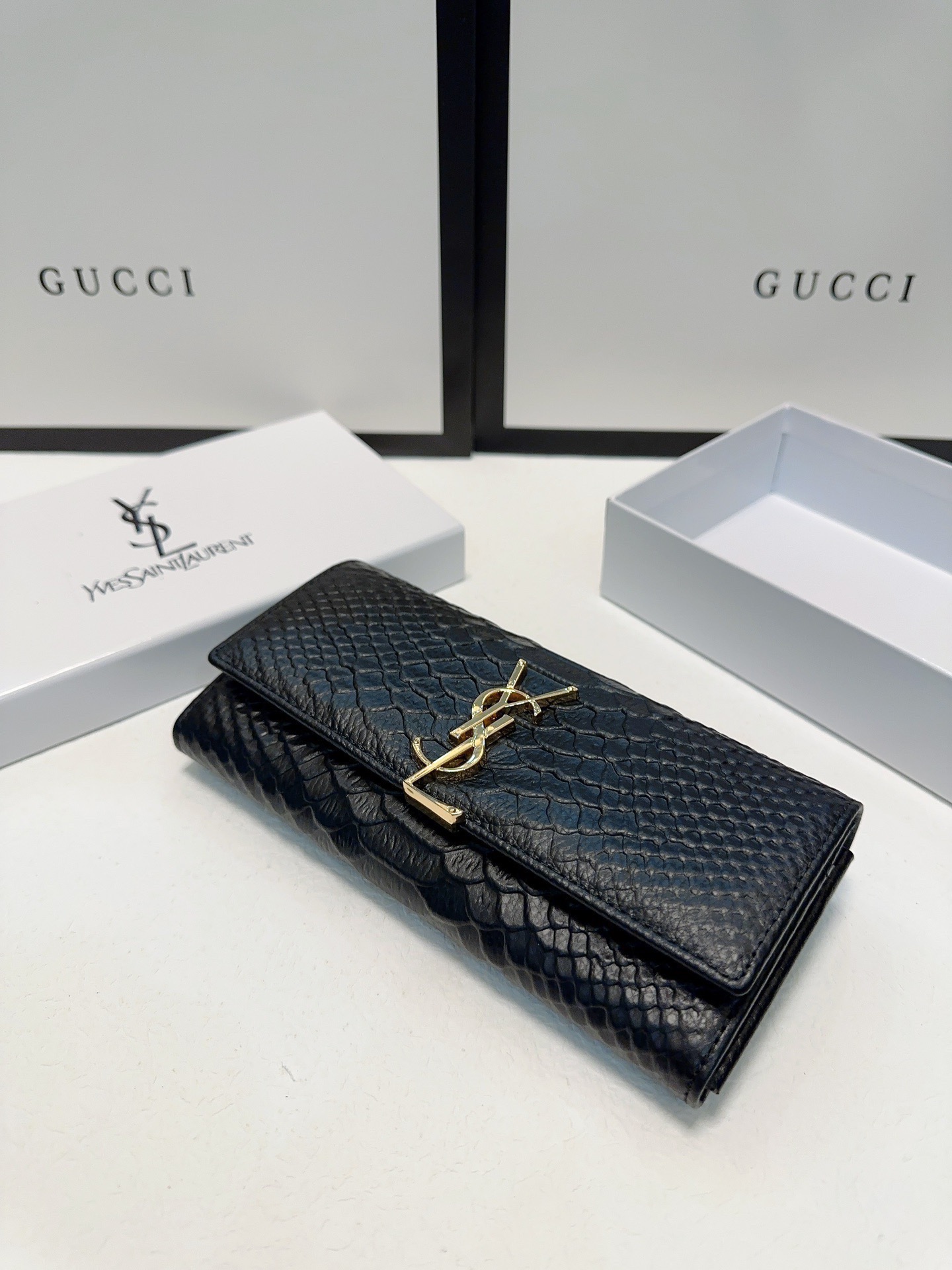 P95🎀🎀颜色 黑🎀尺寸 19x10🎀圣罗兰🆕款💕进口鳄鱼纹小牛皮质感一流👍独一无二风格，实用内阁超美超时尚美女必备单品🔥