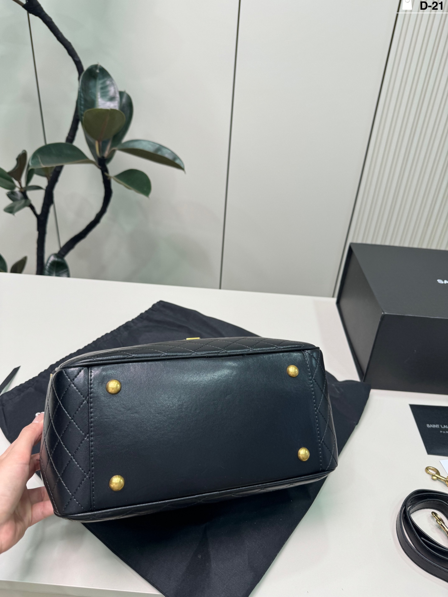 💰p195 D-21尺寸30&times;17折叠盒 YSL Lyia保龄球包 通勤 or轻旅行都能轻松驾驭~白色百搭，春夏穿搭必备，实用又时髦，出街回头率up!