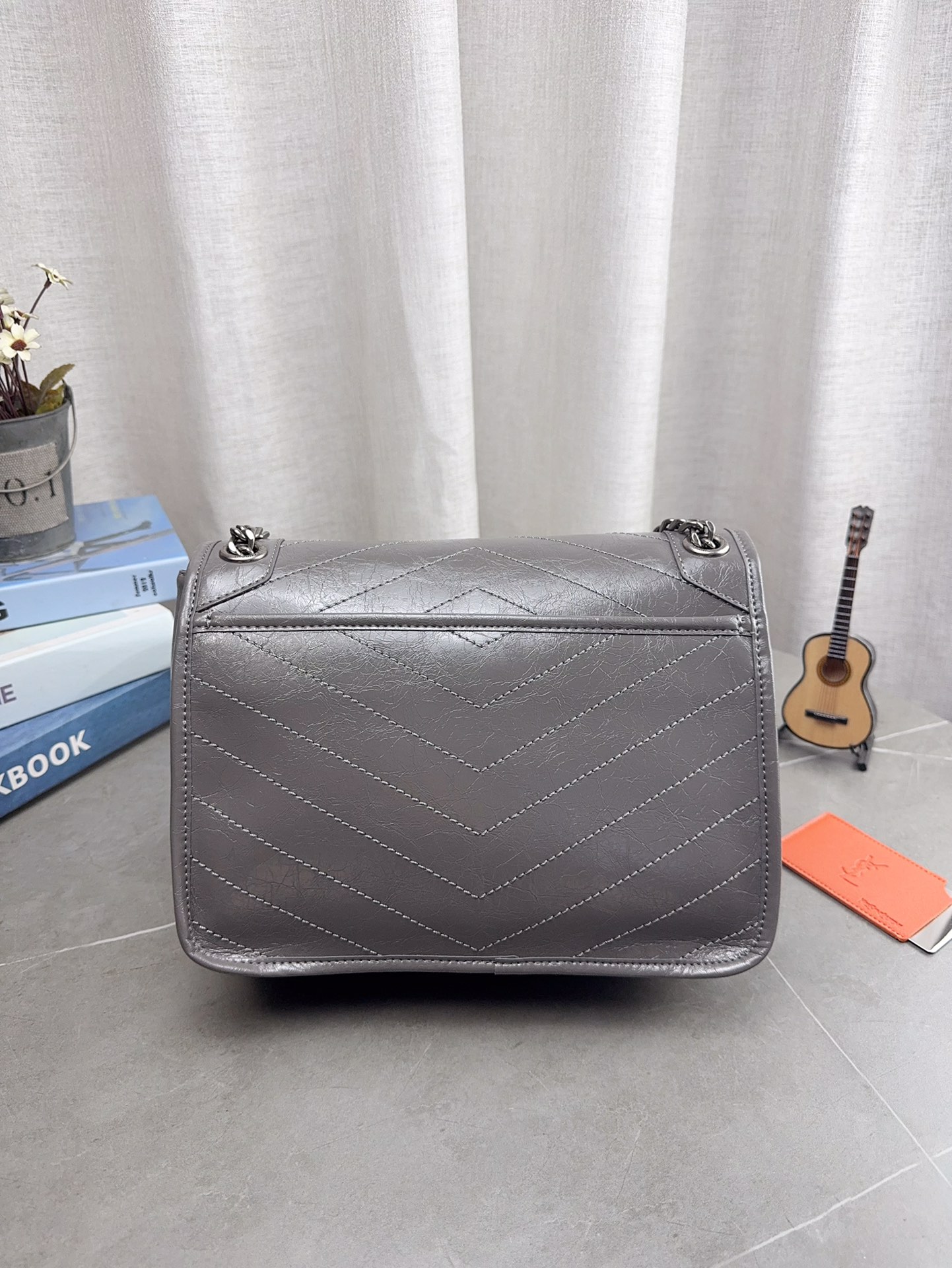 折叠飞机礼盒包装 🎉高品质ysl 圣罗兰 niki 邮差链条包 容量超大 出去逛一天什么都可以放进去 流浪背法也很好看 麂皮真的是跟各种颜色的衣服都很搭 之前一直在Onthego和这个之间犹豫 最后感觉没选错 五星推荐 尺寸27*21cm 型号633158 p200