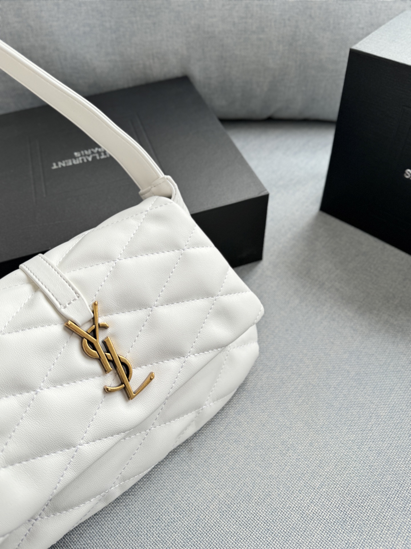 💰125 折叠盒 size：27&times;18 圣罗兰 YSL LE 57系列 腋下包手提单肩包 奶呼呼小羊皮 黑金小羊皮搭配压纹 可以手提又可以腋下 皮质是小羊皮 造型是梯形廓形设计 大气感拉满 精致做工和浪漫情调邂逅融合！意大利小羊皮革手感软糯舒适，柔软到一直想去rua它！参加宴会，平时搭配衣服都可以， 可休闲，可女神，就是百搭神器啦！