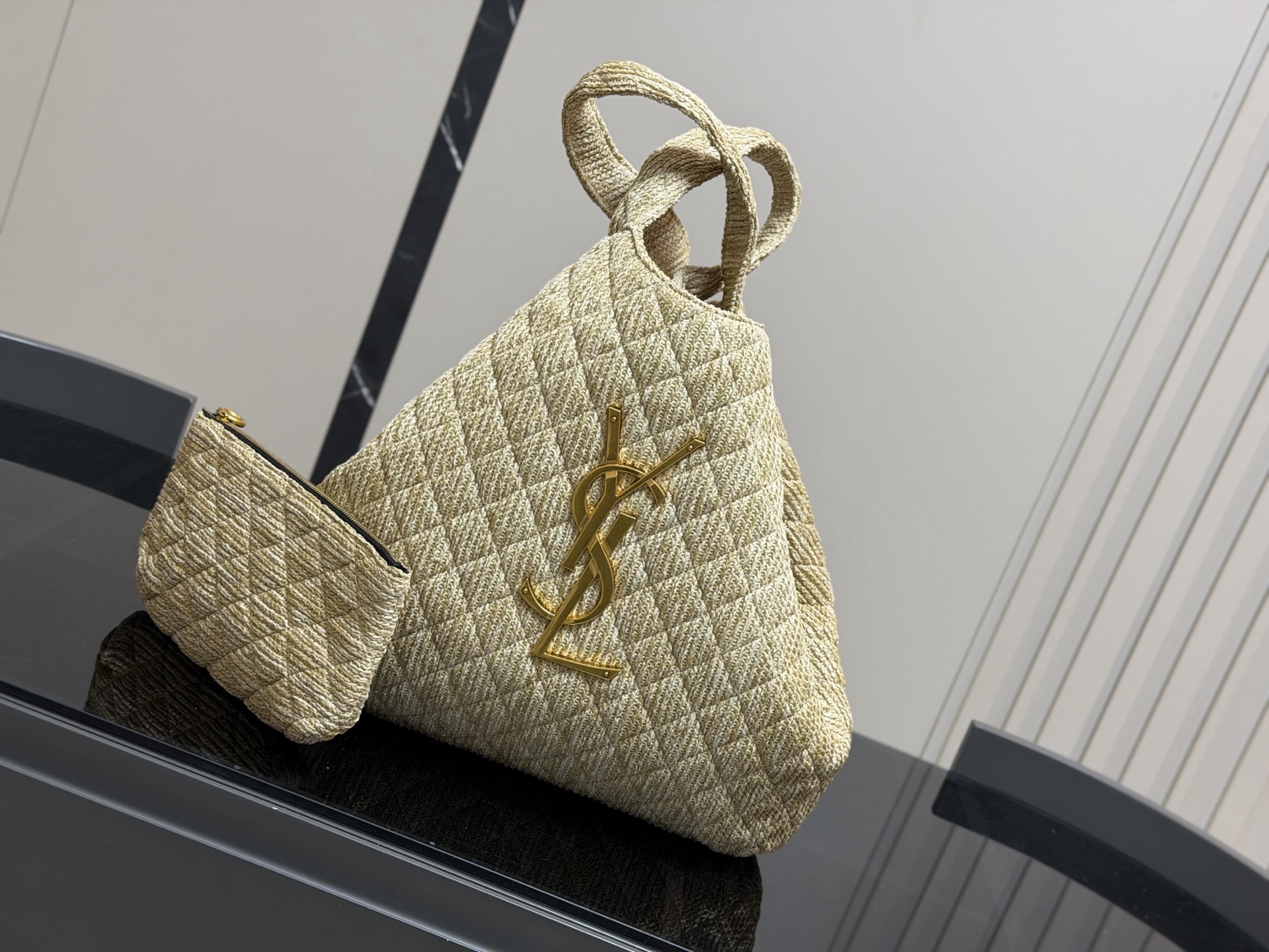 &yen;180 size：38*35cm 圣罗兰新款购物袋太可了吧 YSLGabv绗缝纹路购物袋 大tote感觉太温柔了吧! ⚠️原版大标