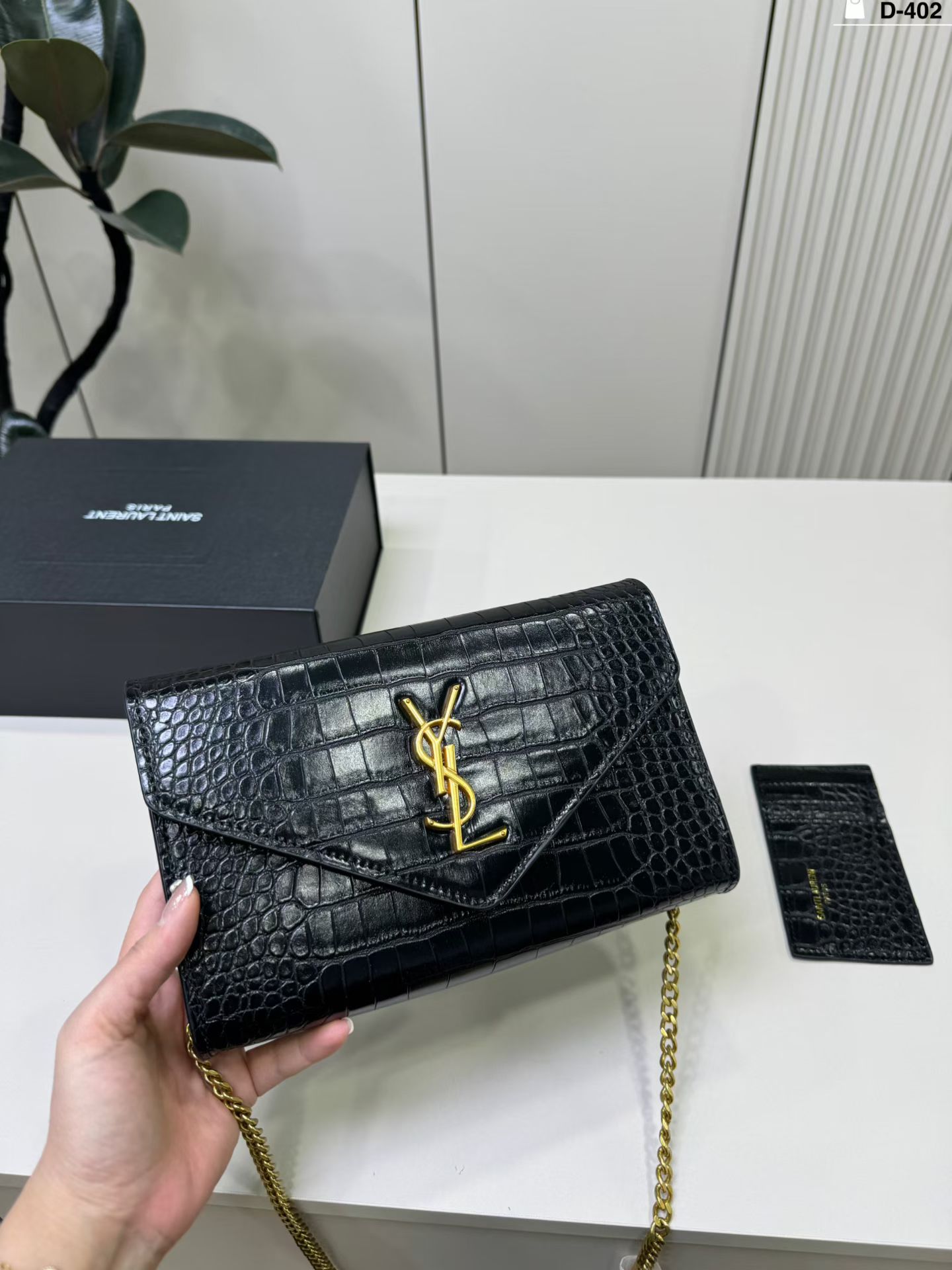 💰p120 D-402尺寸24&times;14折叠盒 YSL Le Cassandre信封包 日常通勤或正式场合都能轻松驾驭 尺寸适中，实用又时髦，是圣罗兰经典热门款，真的很值得入手!