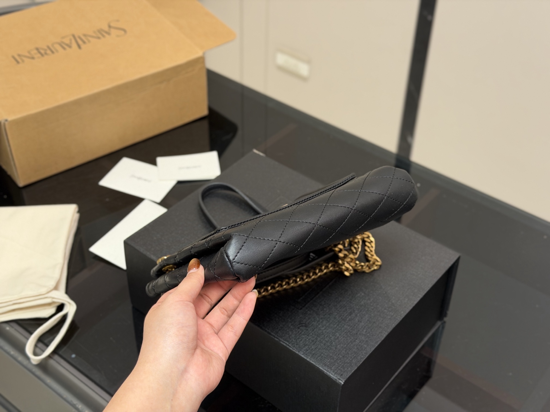 ¥170 ¥180 配折叠盒飞机盒 size:16.13cm 21.16cm 牛皮品质出 ✅ 圣罗兰mini NOLITA手袋 精致、可爱还很能装~ 背他真的是温柔小仙女本仙了 搜索🔍杨树林洛丽塔