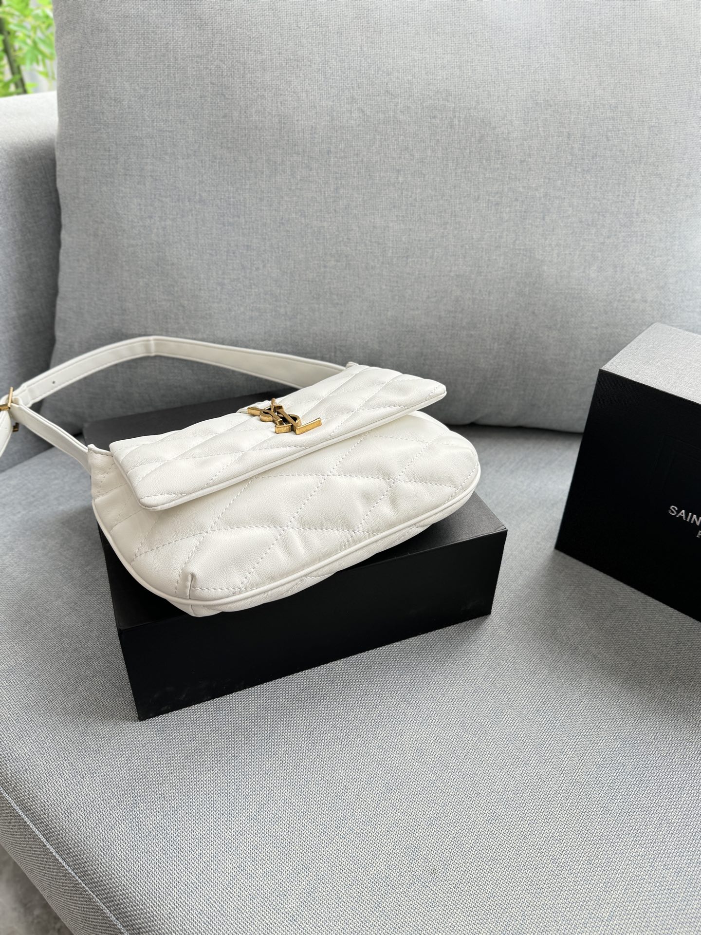 💰125 折叠盒 size：27&times;18 圣罗兰 YSL LE 57系列 腋下包手提单肩包 奶呼呼小羊皮 黑金小羊皮搭配压纹 可以手提又可以腋下 皮质是小羊皮 造型是梯形廓形设计 大气感拉满 精致做工和浪漫情调邂逅融合！意大利小羊皮革手感软糯舒适，柔软到一直想去rua它！参加宴会，平时搭配衣服都可以， 可休闲，可女神，就是百搭神器啦！