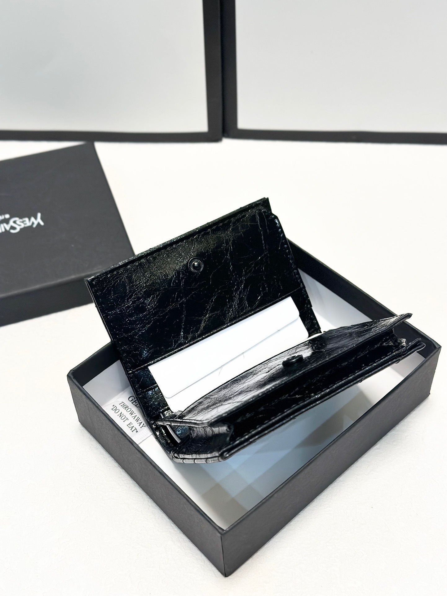 P90🎀🎀颜色 黑🎀尺寸 11x10🎀圣罗兰专柜同步👏时尚钱包，优质油蜡小牛皮👍🏻内阁丰富，超级实用❗️现货高品质[得意]